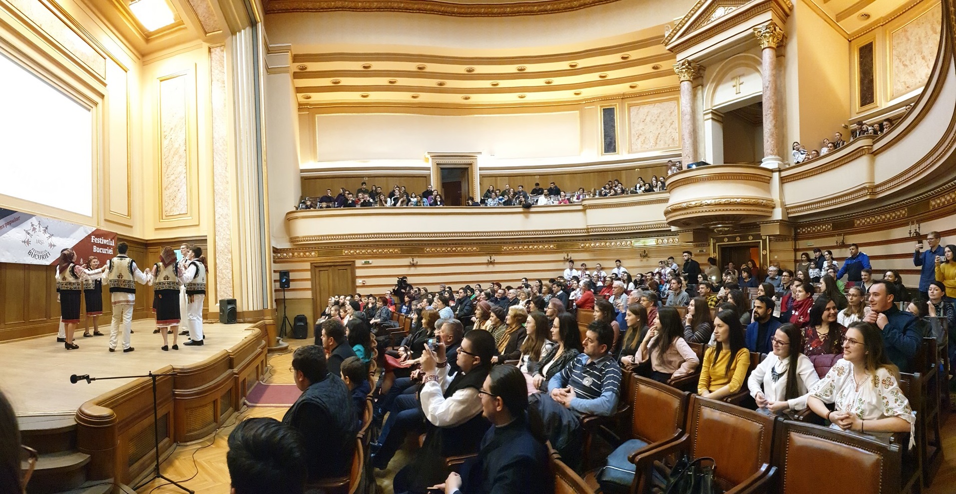 „Festivalul bucuriei”, spectacol de joc şi cântec popular