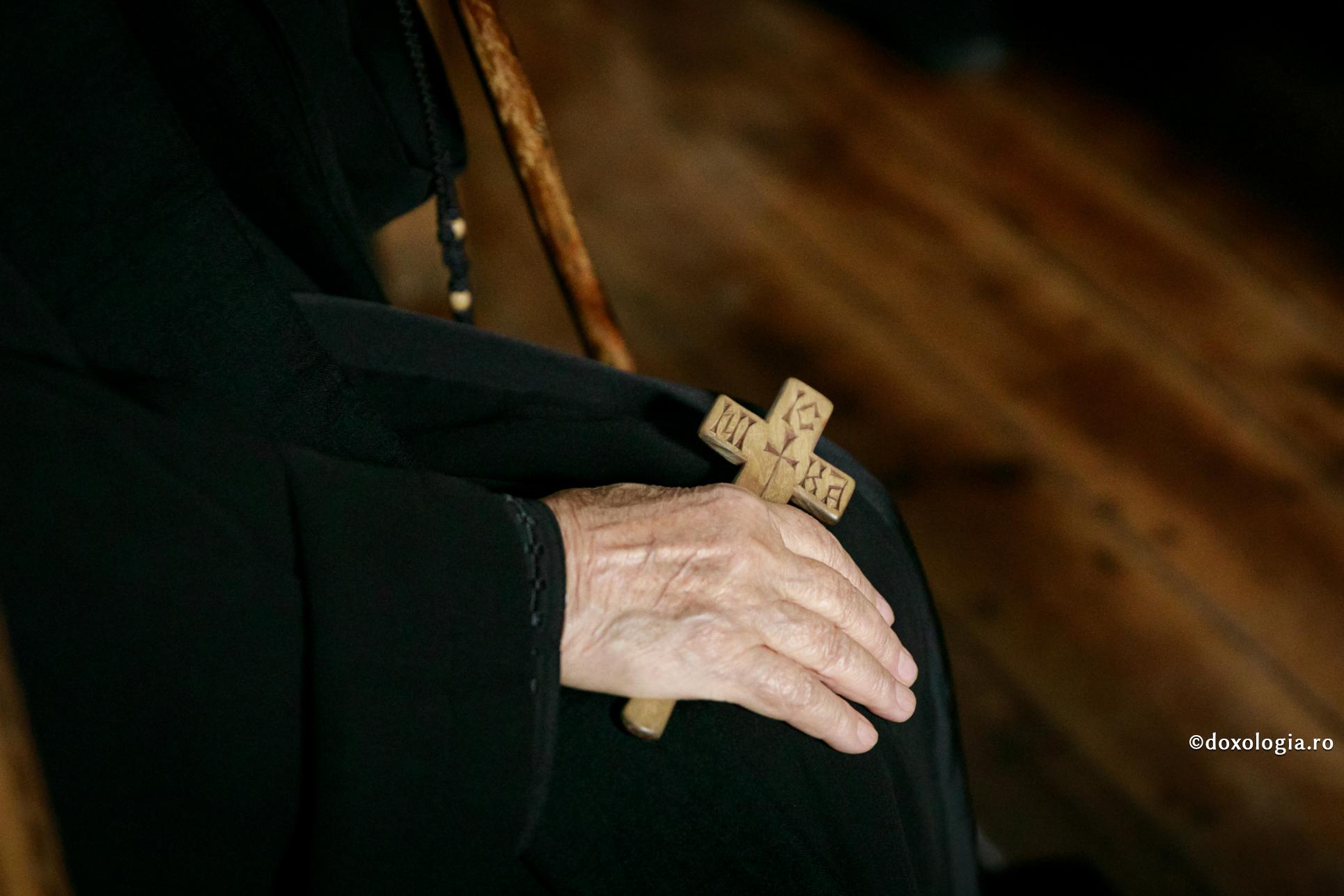 10 explicații pentru a înțelege Rugăciunea Sfântului Efrem Sirul / Foto: Oana Nechifor cruce de lemn în mână