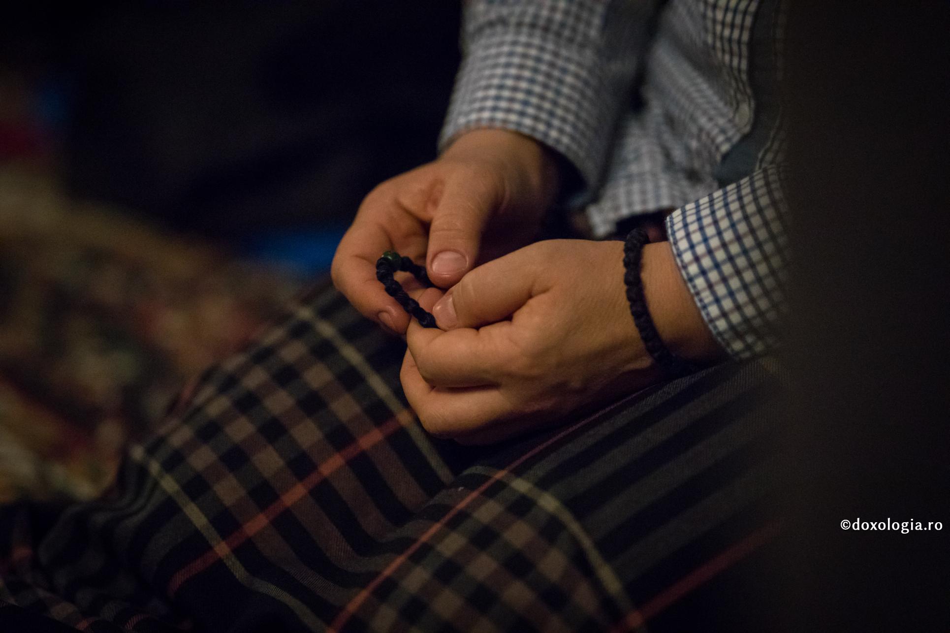 10 explicații pentru a înțelege Rugăciunea Sfântului Efrem Sirul / Foto: Oana Nechifor metanier în mâini