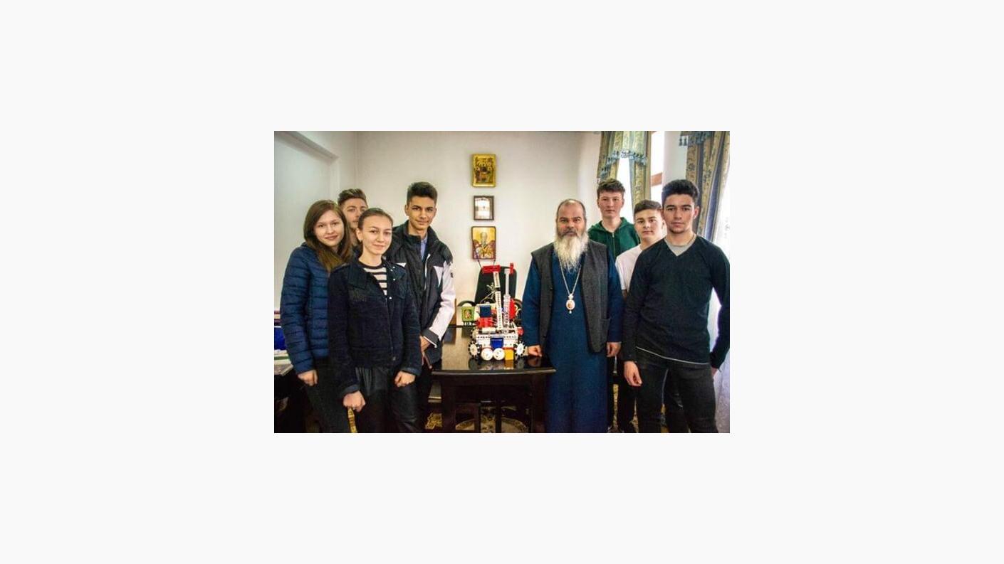 Echipa de robotică CuzaRo.Bots, în vizită la Preasfințitul Ignatie