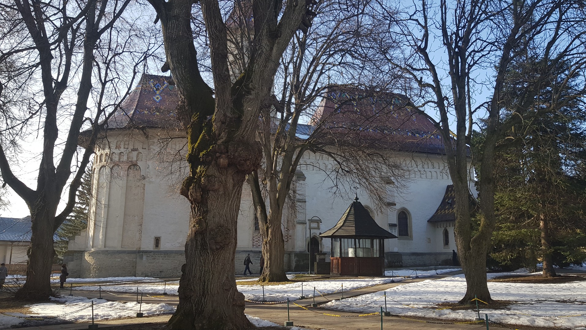 „Mândria depărtează pe om de Dumnezeu şi pe om de celălalt om”