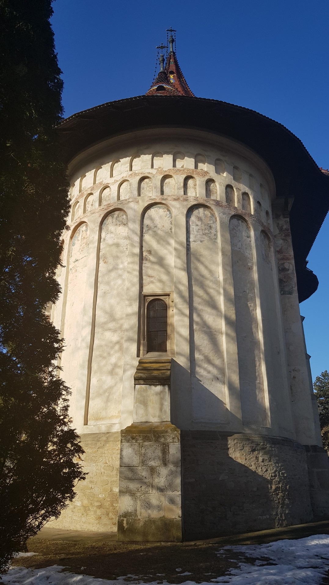 „Mândria depărtează pe om de Dumnezeu şi pe om de celălalt om”