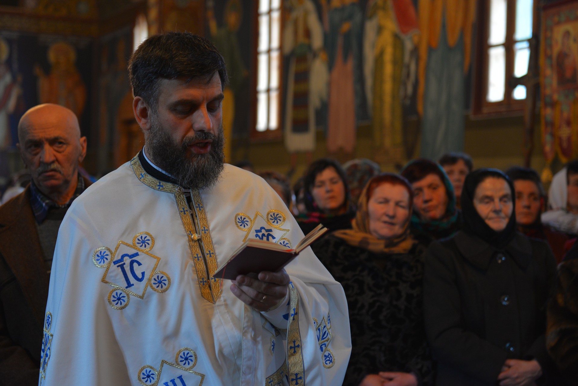 Liturghie arhierească și sfințire de casă parohială la Boboiești: „Fără taina postului nu poate fi concepută viața creștină”
