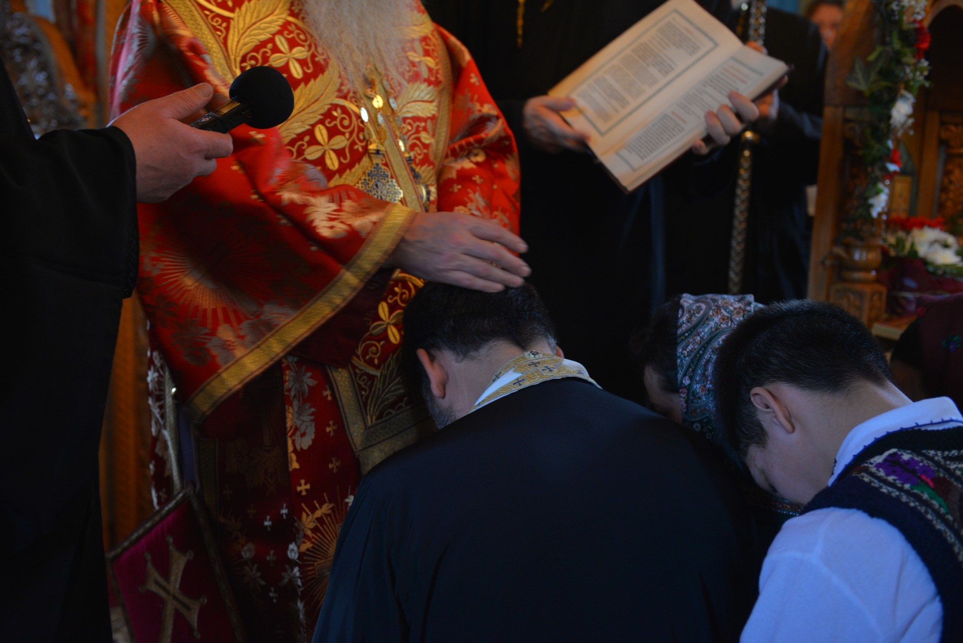 Liturghie arhierească și sfințire de casă parohială la Boboiești: „Fără taina postului nu poate fi concepută viața creștină”