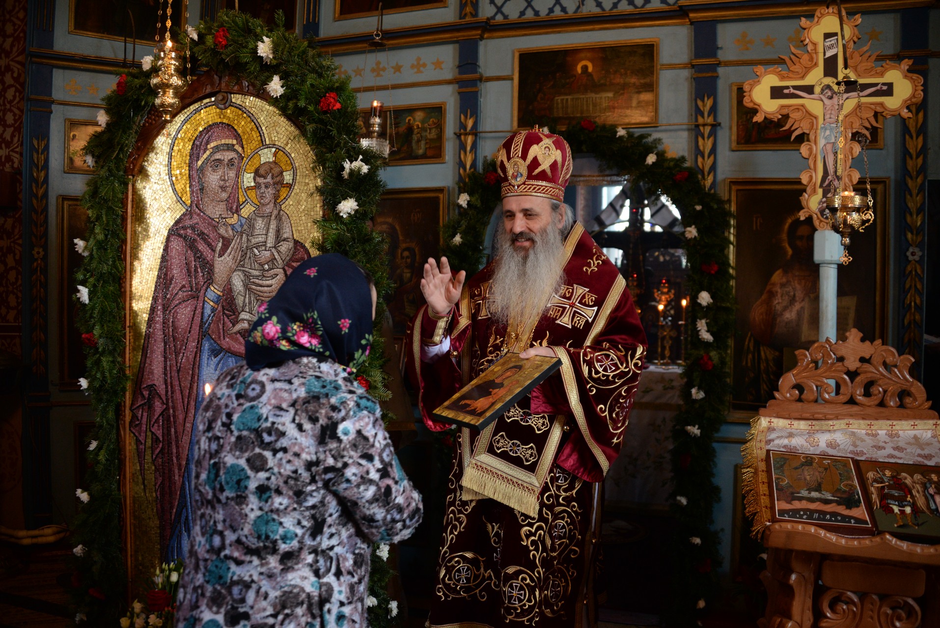 Foto: Constantin Comici Părintele Mitropolit Teofan, la Parohia Mânjești-Mogoșești: „Fapta milosteniei îl așază pe om în Împărăția bucuriei Preasfintei Treimi”