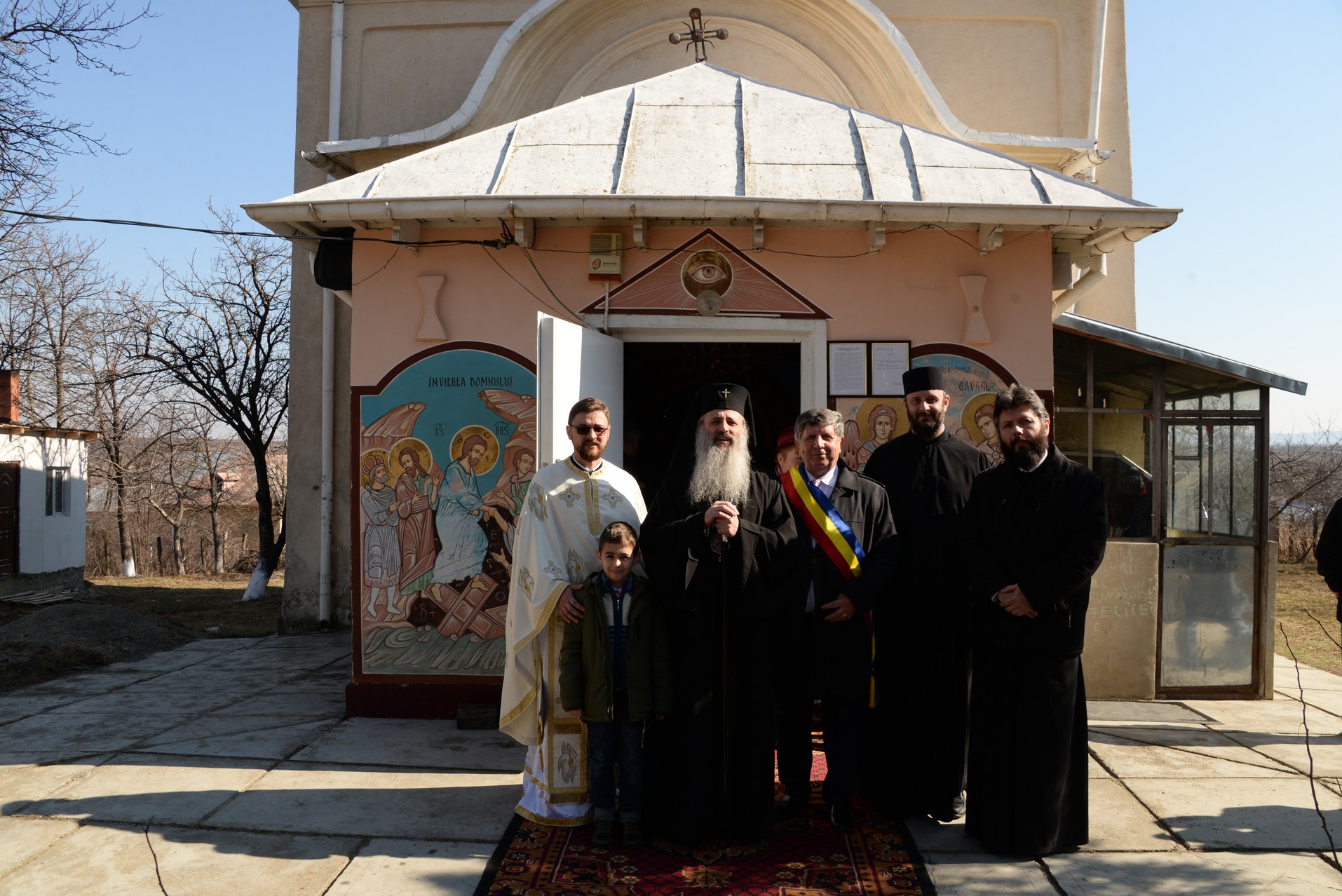 Foto: Constantin Comici Părintele Mitropolit Teofan, la Parohia Mânjești-Mogoșești: „Fapta milosteniei îl așază pe om în Împărăția bucuriei Preasfintei Treimi”