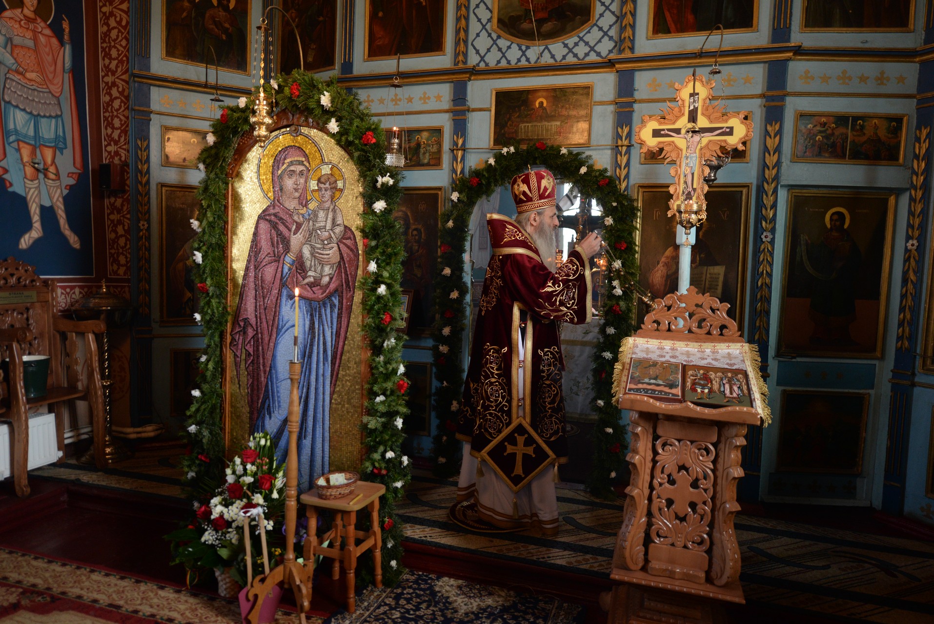 Foto: Constantin Comici Părintele Mitropolit Teofan, la Parohia Mânjești-Mogoșești: „Fapta milosteniei îl așază pe om în Împărăția bucuriei Preasfintei Treimi”