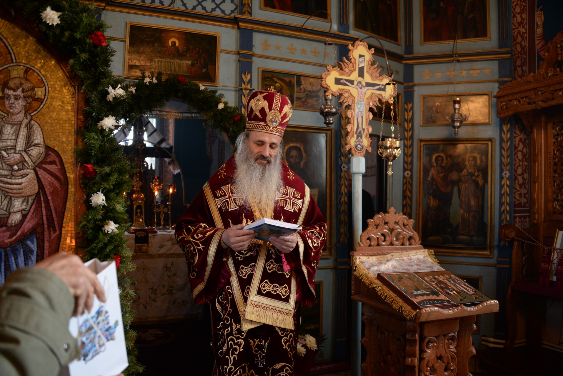 Foto: Constantin Comici Părintele Mitropolit Teofan, la Parohia Mânjești-Mogoșești: „Fapta milosteniei îl așază pe om în Împărăția bucuriei Preasfintei Treimi”