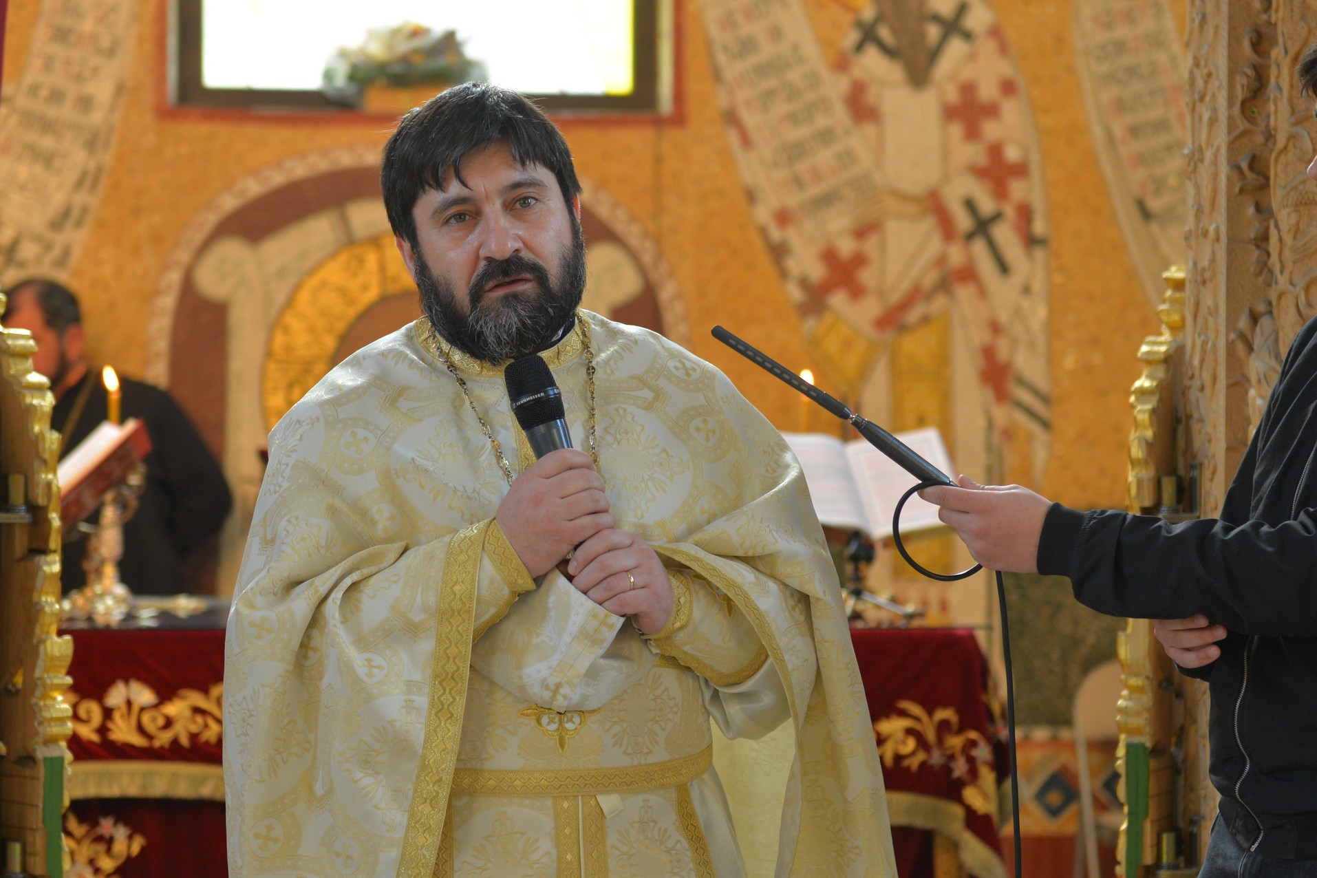 Preoţi de pe cele două maluri ale Prutului, împreună la Sfânta Liturghie