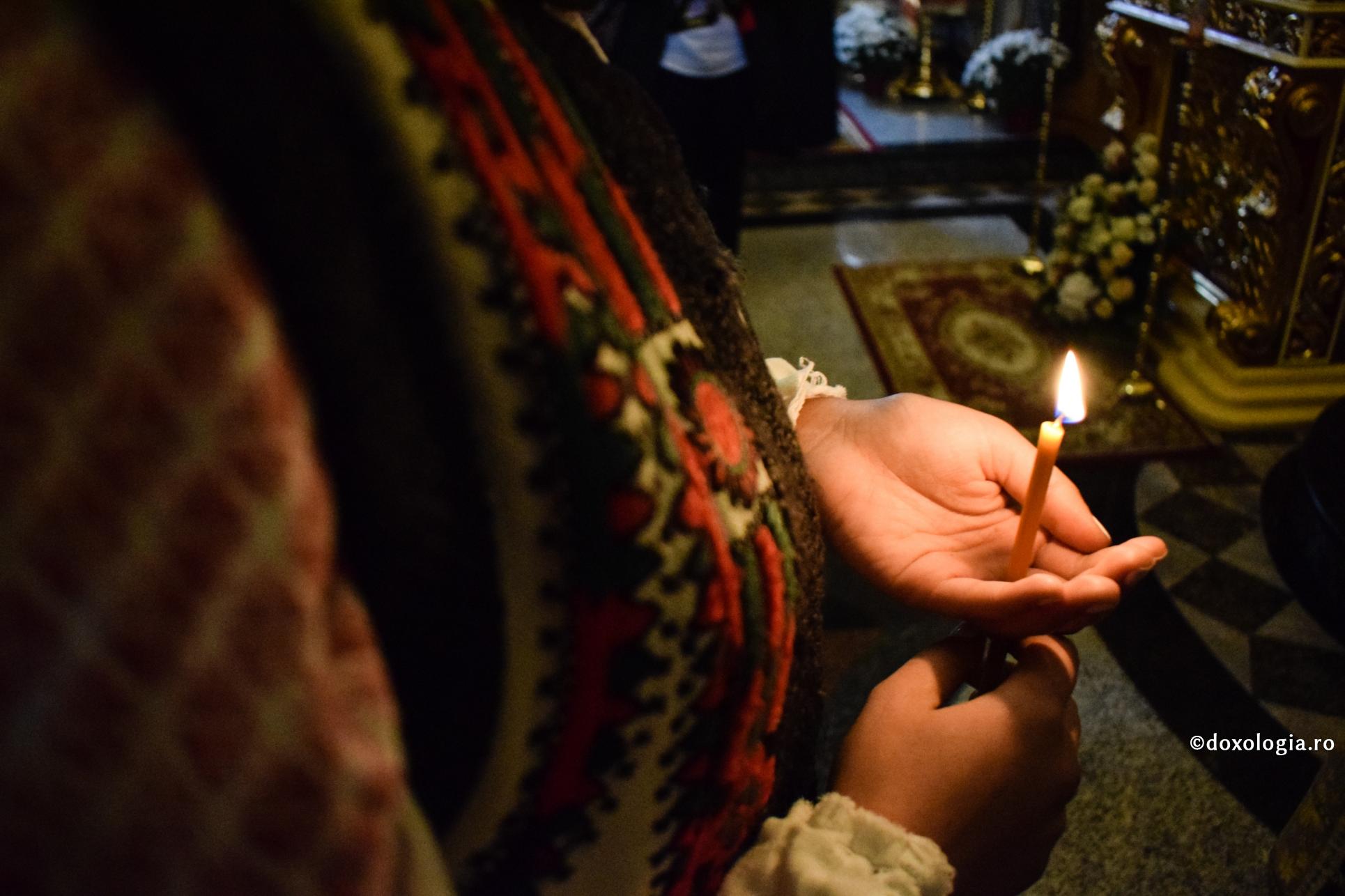 lumânare aprinsă în mână