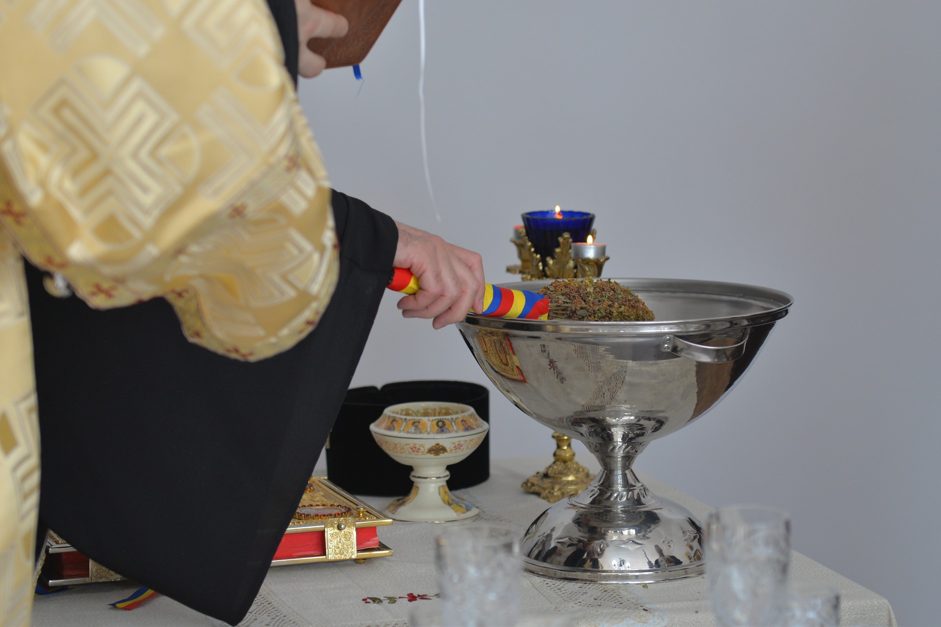 Liturghie arhierească și sfințire de casă parohială la Boboiești: „Fără taina postului nu poate fi concepută viața creștină”