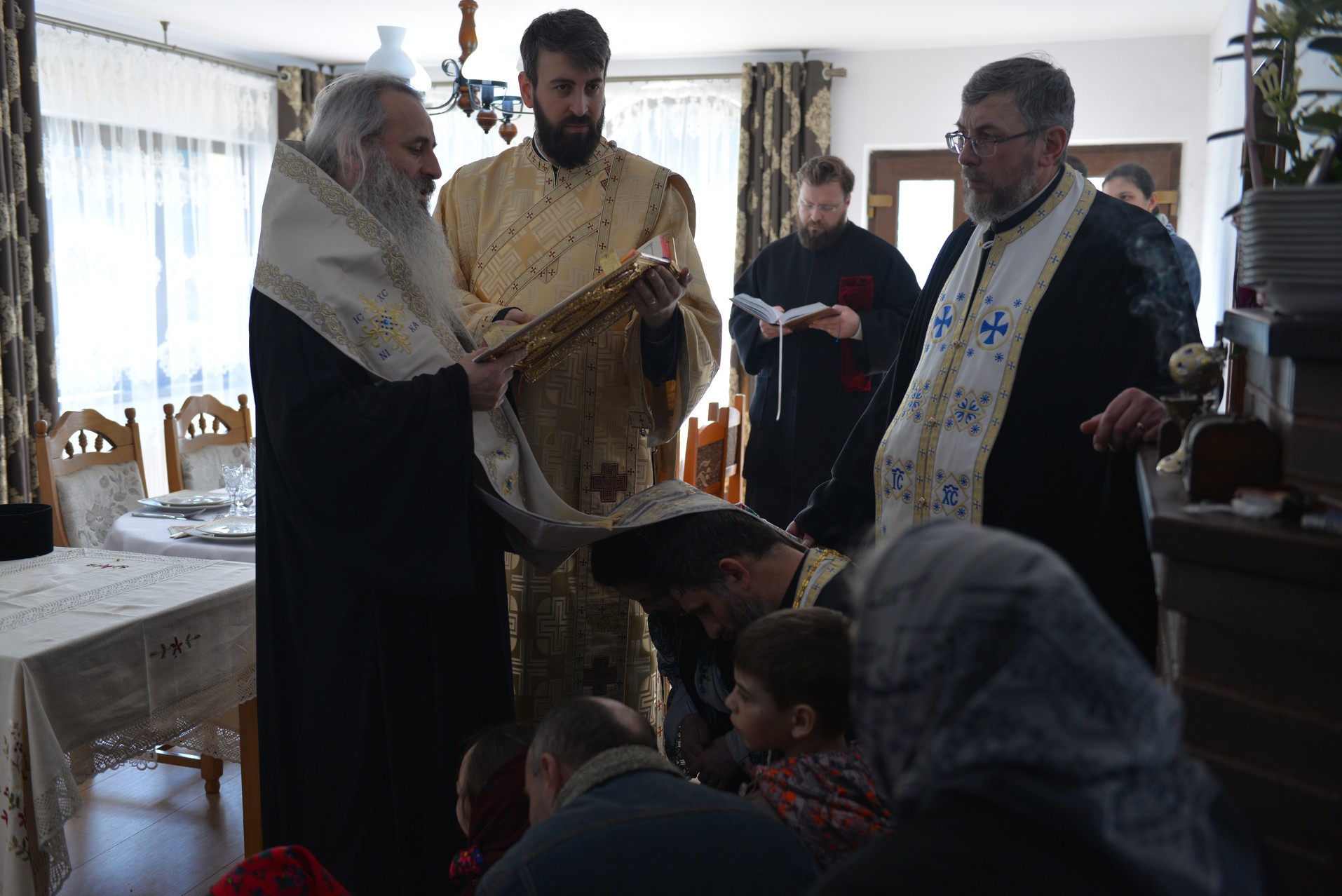 Liturghie arhierească și sfințire de casă parohială la Boboiești: „Fără taina postului nu poate fi concepută viața creștină”