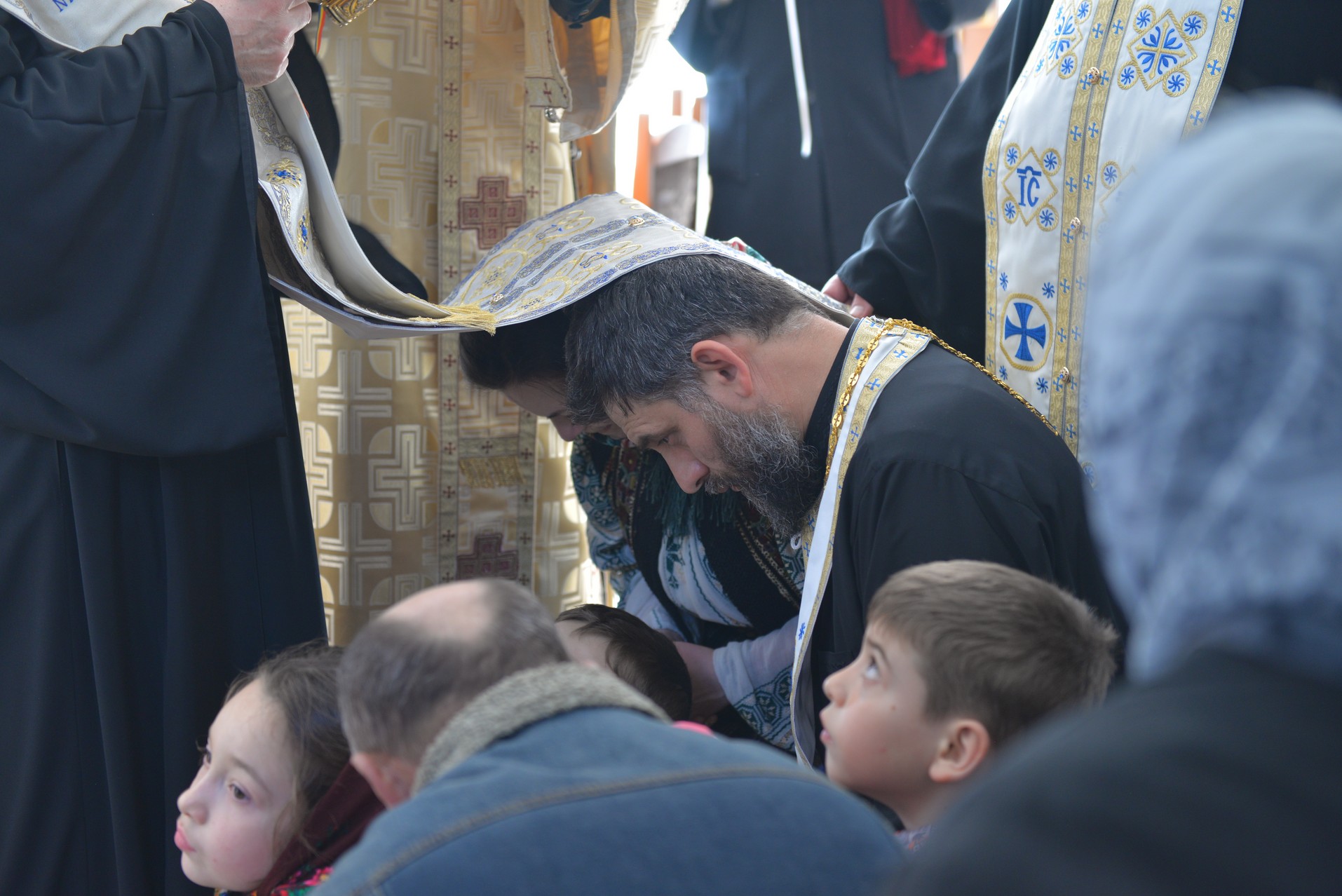 Liturghie arhierească și sfințire de casă parohială la Boboiești: „Fără taina postului nu poate fi concepută viața creștină”