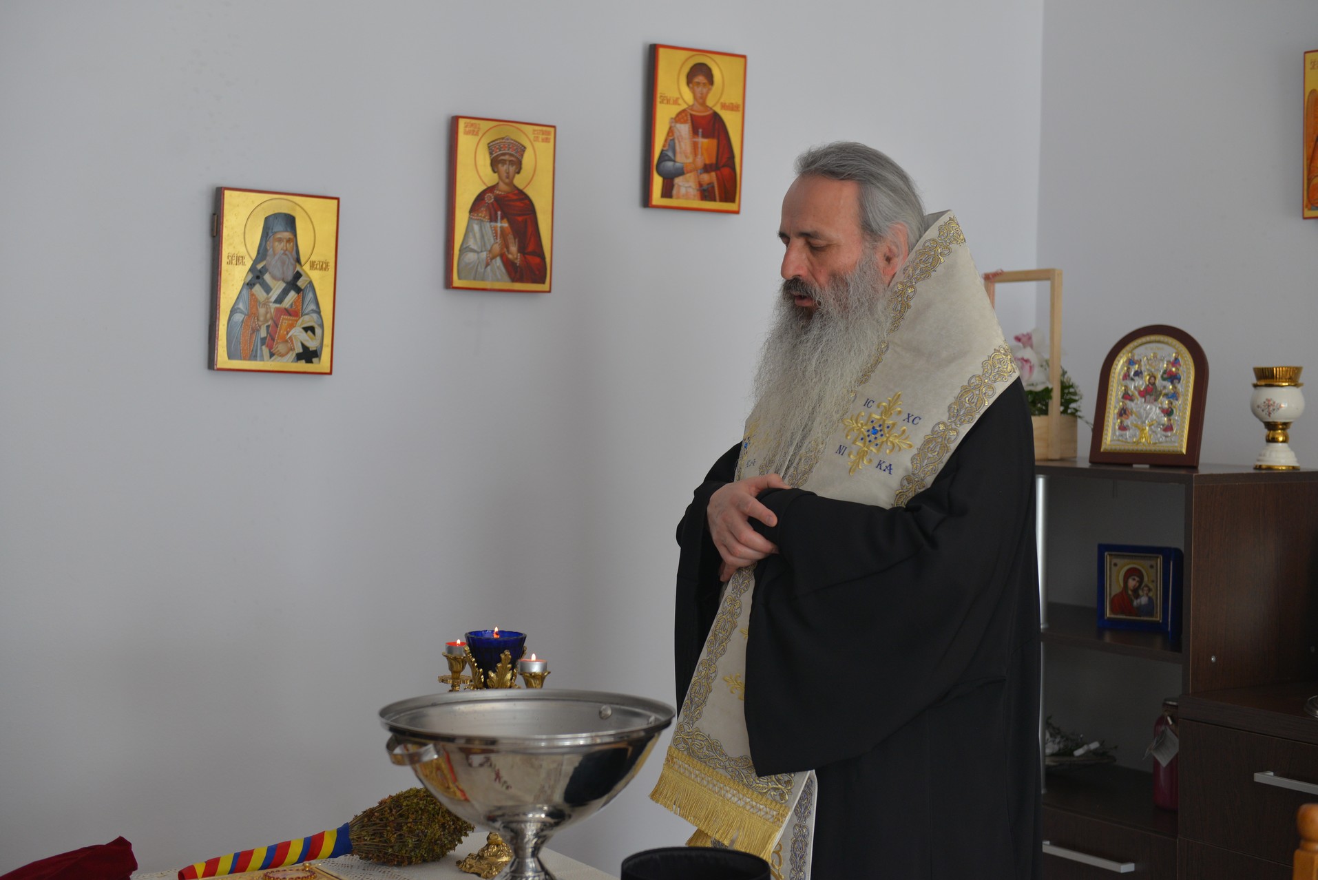 Liturghie arhierească și sfințire de casă parohială la Boboiești: „Fără taina postului nu poate fi concepută viața creștină”