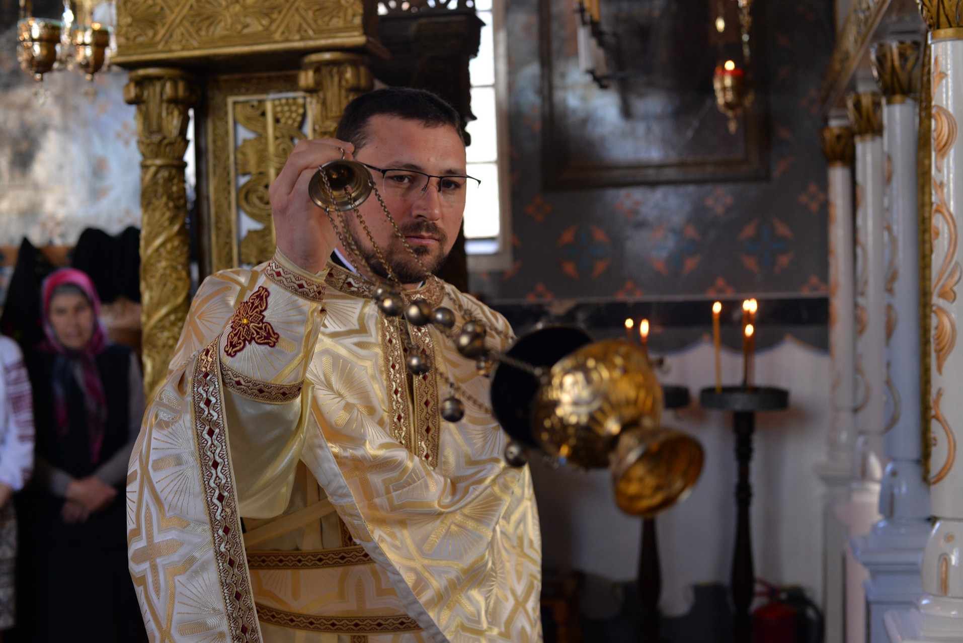 Vizite arhierești în Protopopiatul Hârlău. Al șaptelea copil al preotului Ionuț Găină a primit Taina Botezului