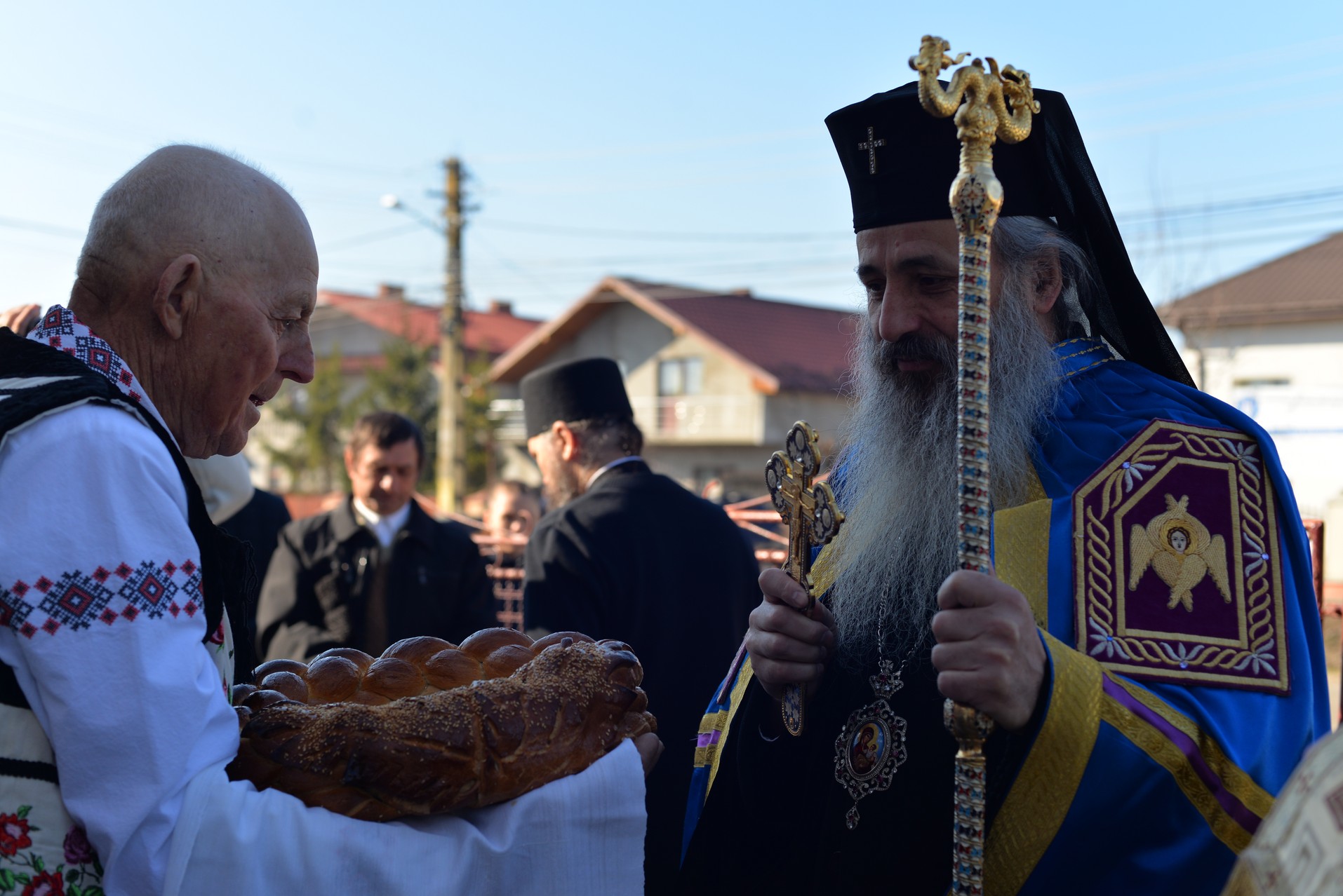 Vizite arhierești în Protopopiatul Hârlău. Al șaptelea copil al preotului Ionuț Găină a primit Taina Botezului