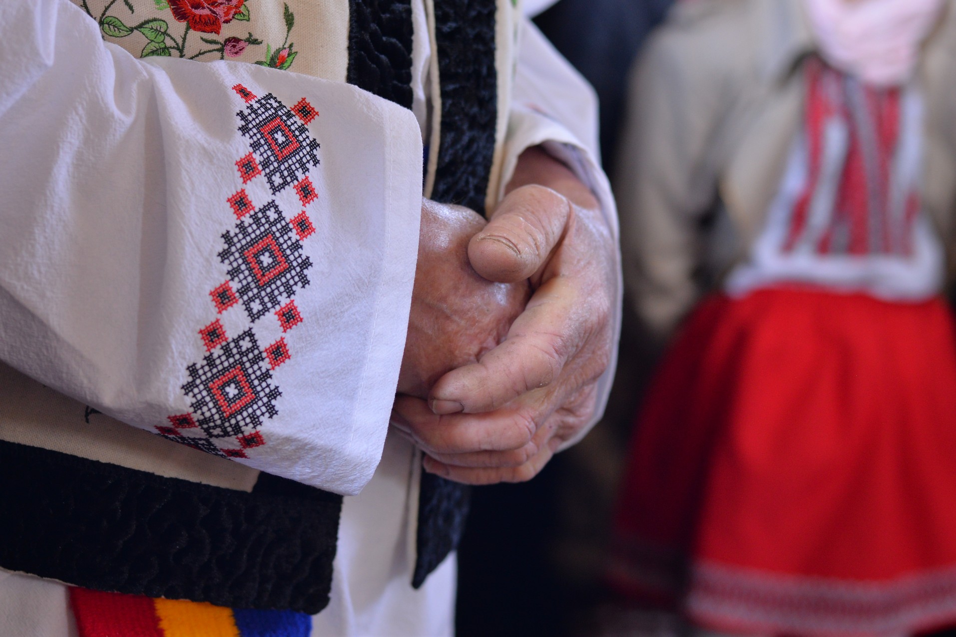 Vizite arhierești în Protopopiatul Hârlău. Al șaptelea copil al preotului Ionuț Găină a primit Taina Botezului