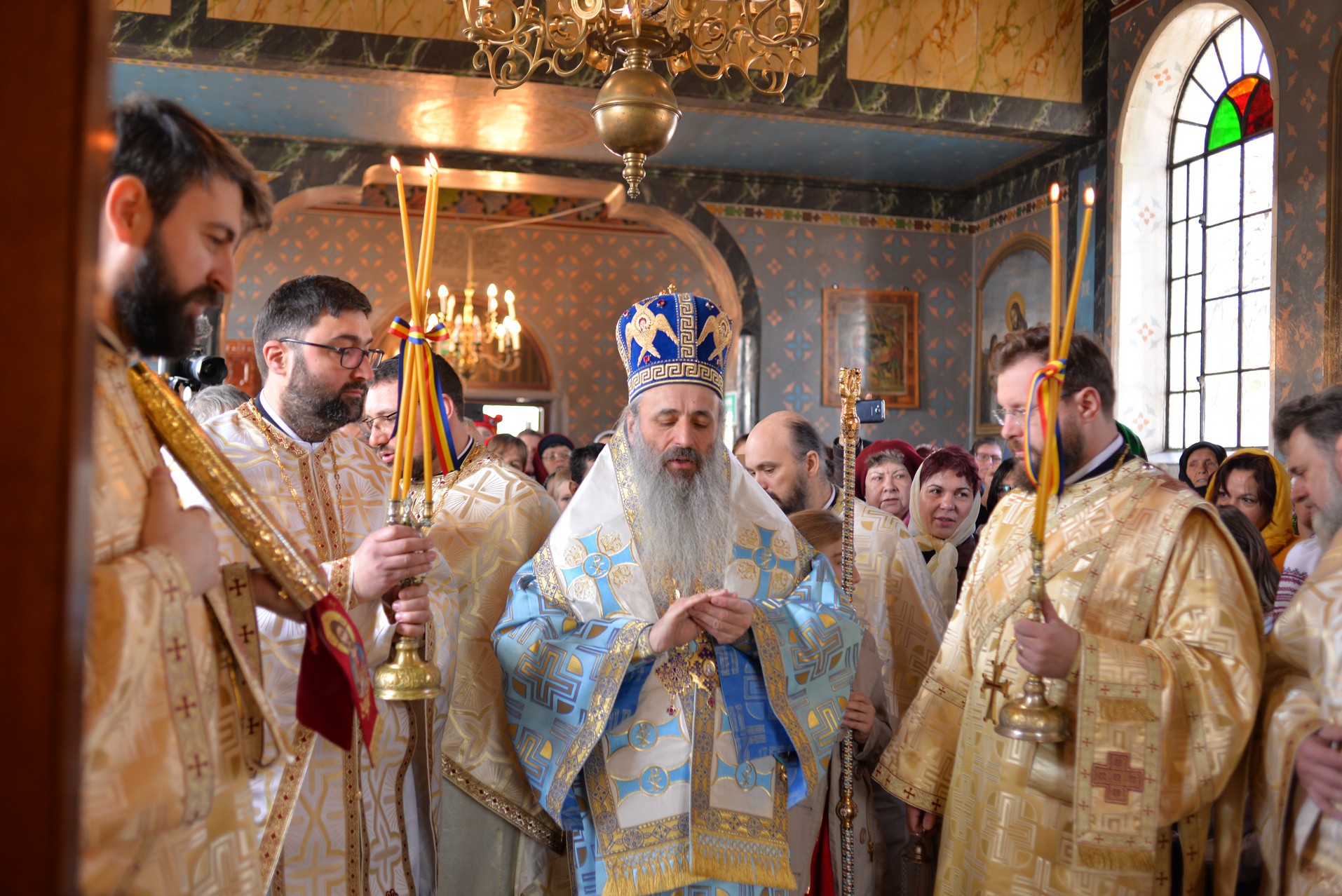 Vizite arhierești în Protopopiatul Hârlău. Al șaptelea copil al preotului Ionuț Găină a primit Taina Botezului