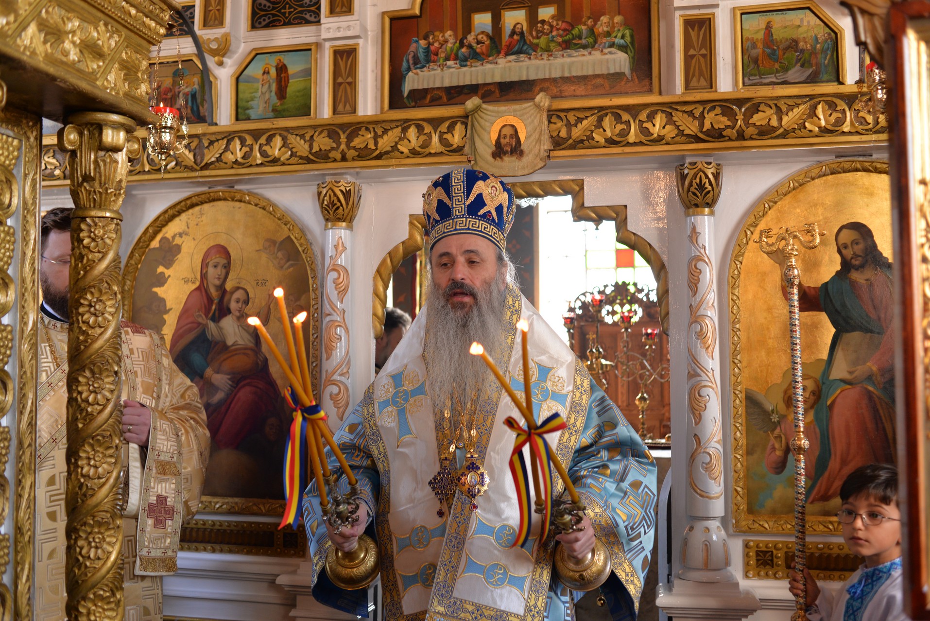 Vizite arhierești în Protopopiatul Hârlău. Al șaptelea copil al preotului Ionuț Găină a primit Taina Botezului