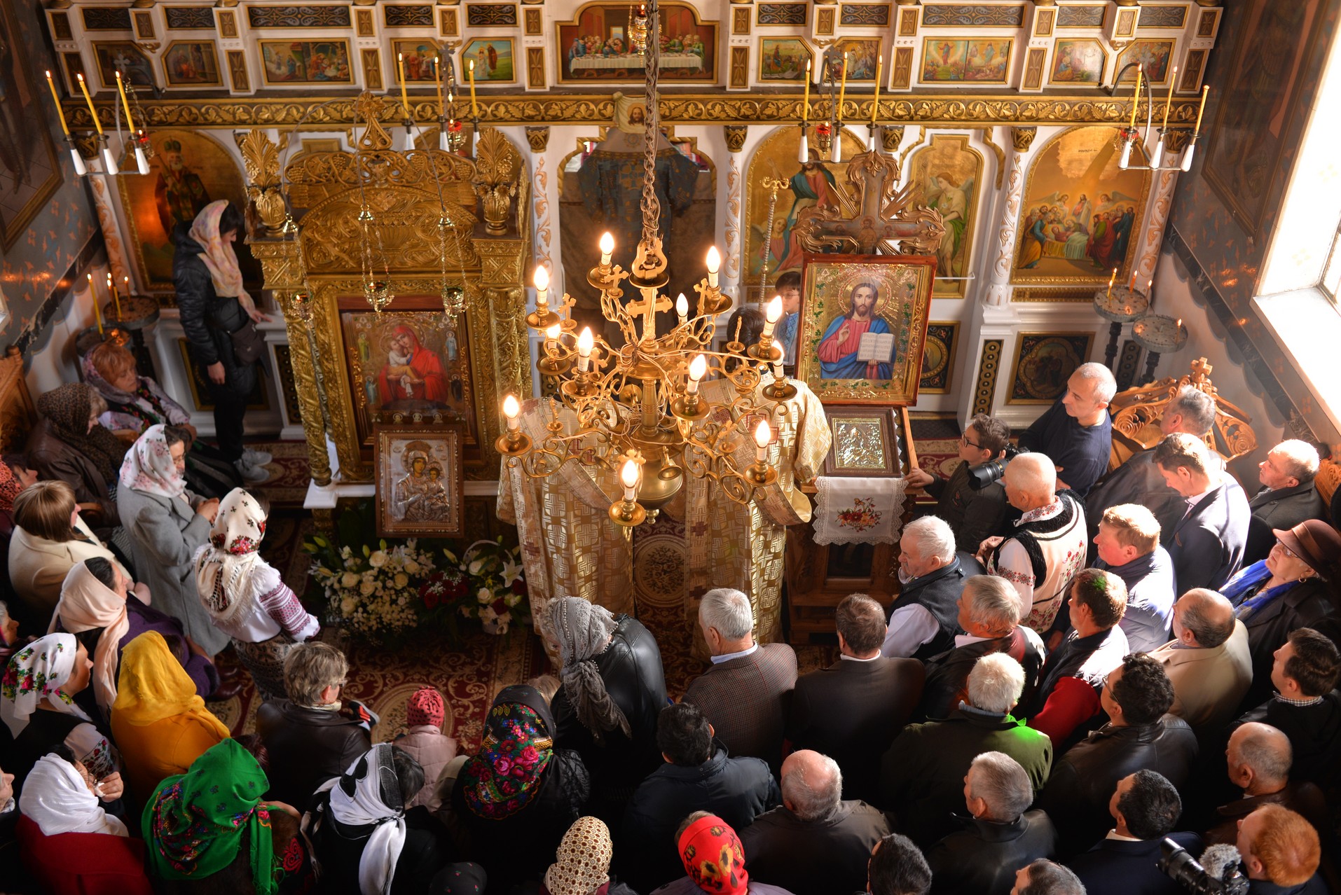 Vizite arhierești în Protopopiatul Hârlău. Al șaptelea copil al preotului Ionuț Găină a primit Taina Botezului