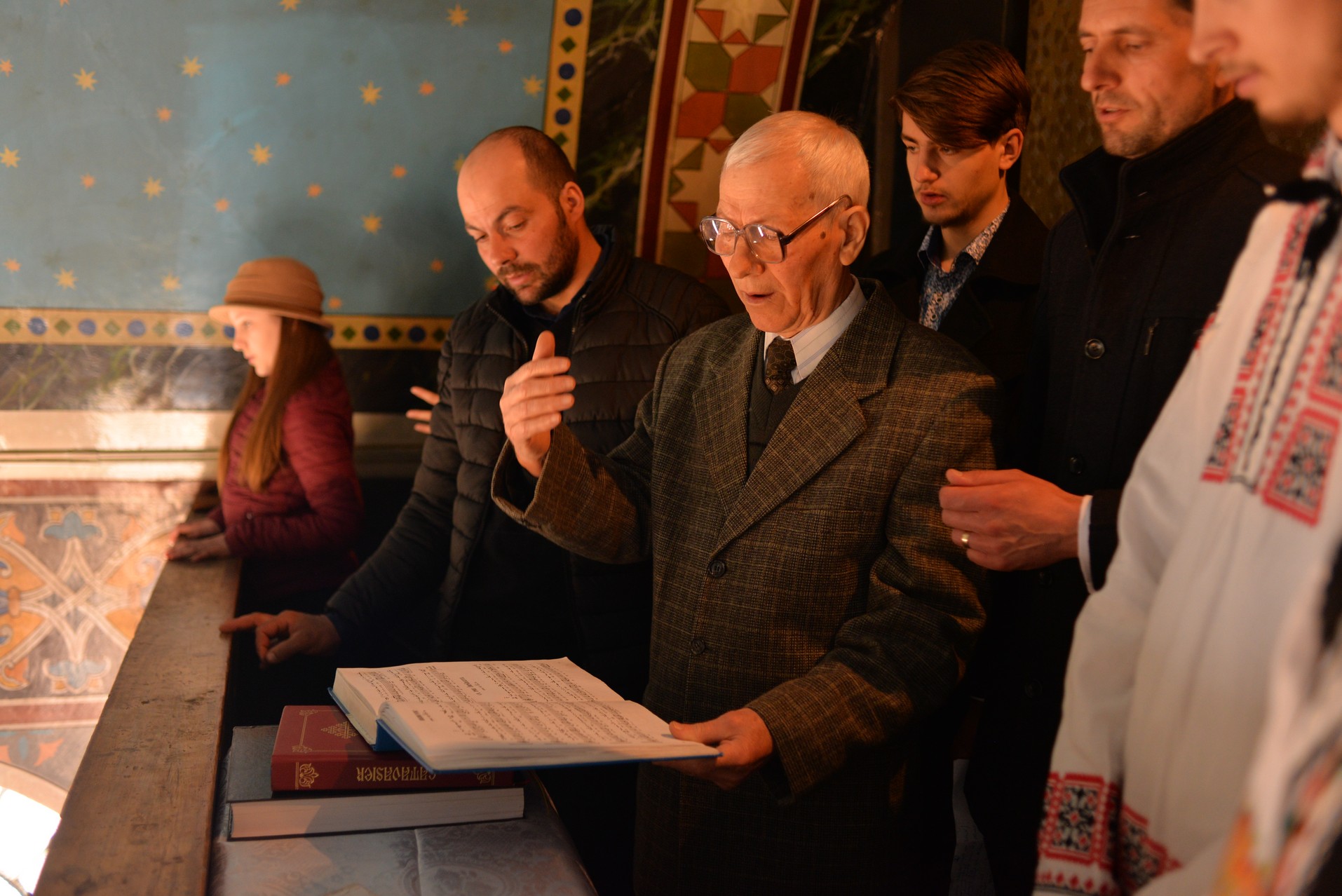 Vizite arhierești în Protopopiatul Hârlău. Al șaptelea copil al preotului Ionuț Găină a primit Taina Botezului