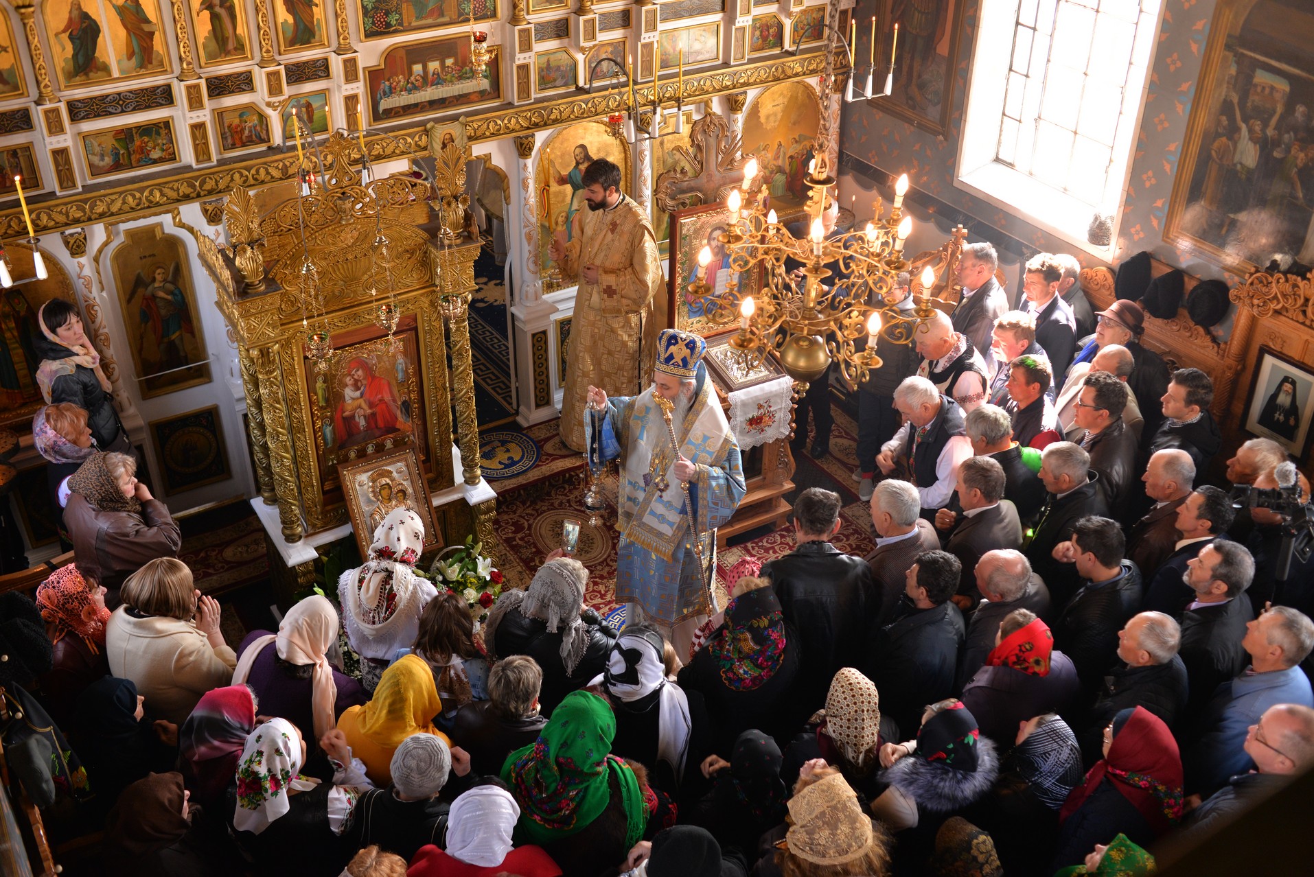 Vizite arhierești în Protopopiatul Hârlău. Al șaptelea copil al preotului Ionuț Găină a primit Taina Botezului