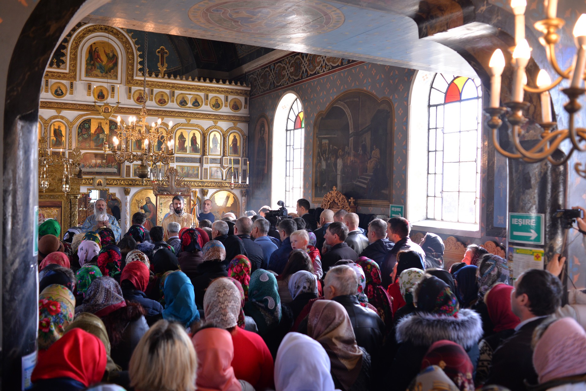 Vizite arhierești în Protopopiatul Hârlău. Al șaptelea copil al preotului Ionuț Găină a primit Taina Botezului