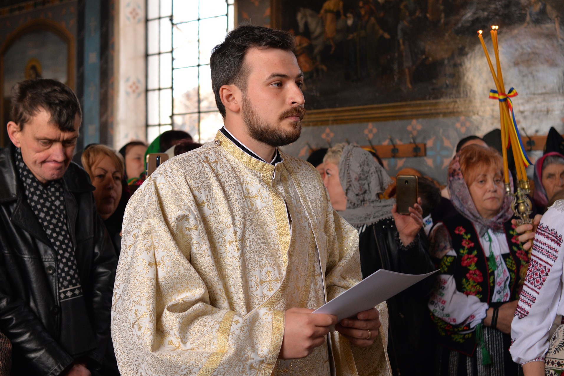 Vizite arhierești în Protopopiatul Hârlău. Al șaptelea copil al preotului Ionuț Găină a primit Taina Botezului