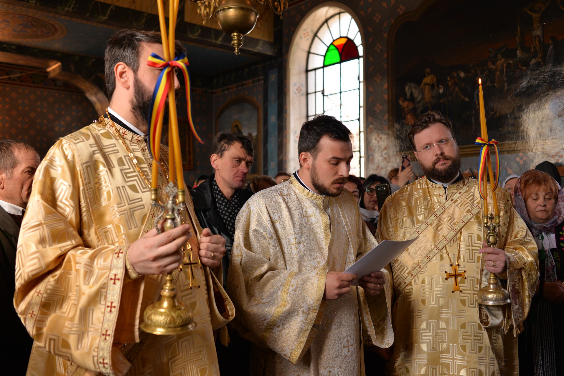 Vizite arhierești în Protopopiatul Hârlău. Al șaptelea copil al preotului Ionuț Găină a primit Taina Botezului