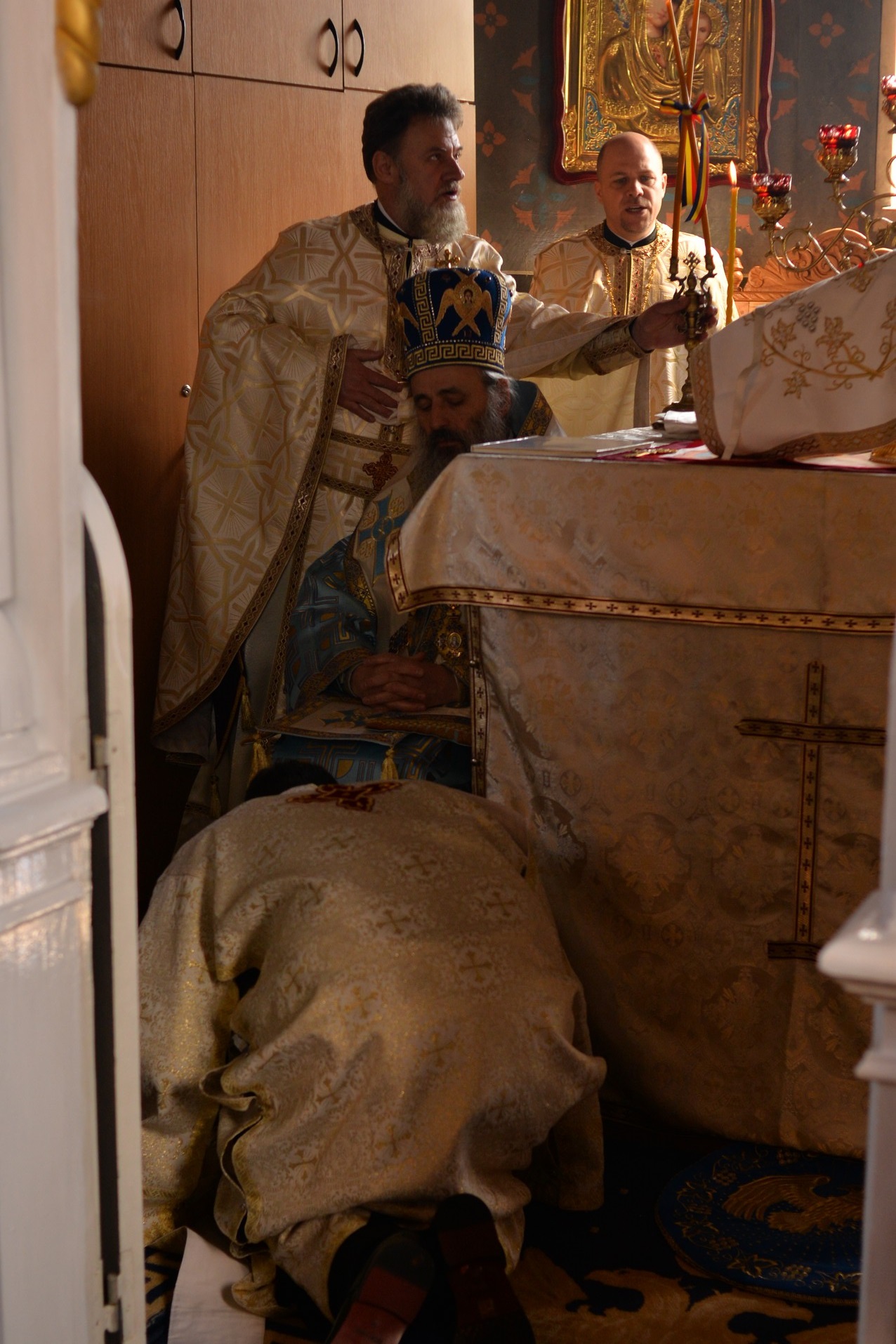 Vizite arhierești în Protopopiatul Hârlău. Al șaptelea copil al preotului Ionuț Găină a primit Taina Botezului