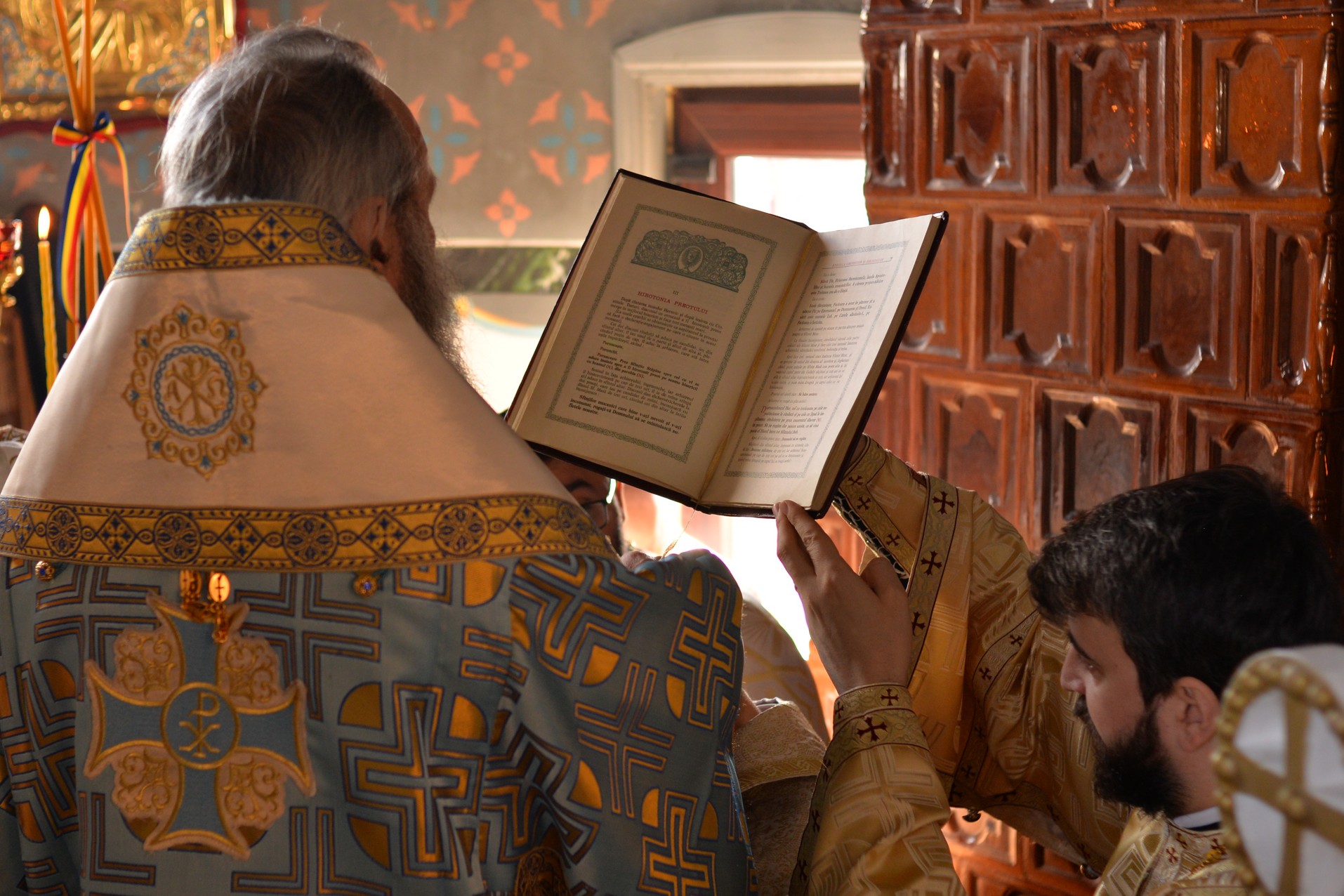 Vizite arhierești în Protopopiatul Hârlău. Al șaptelea copil al preotului Ionuț Găină a primit Taina Botezului