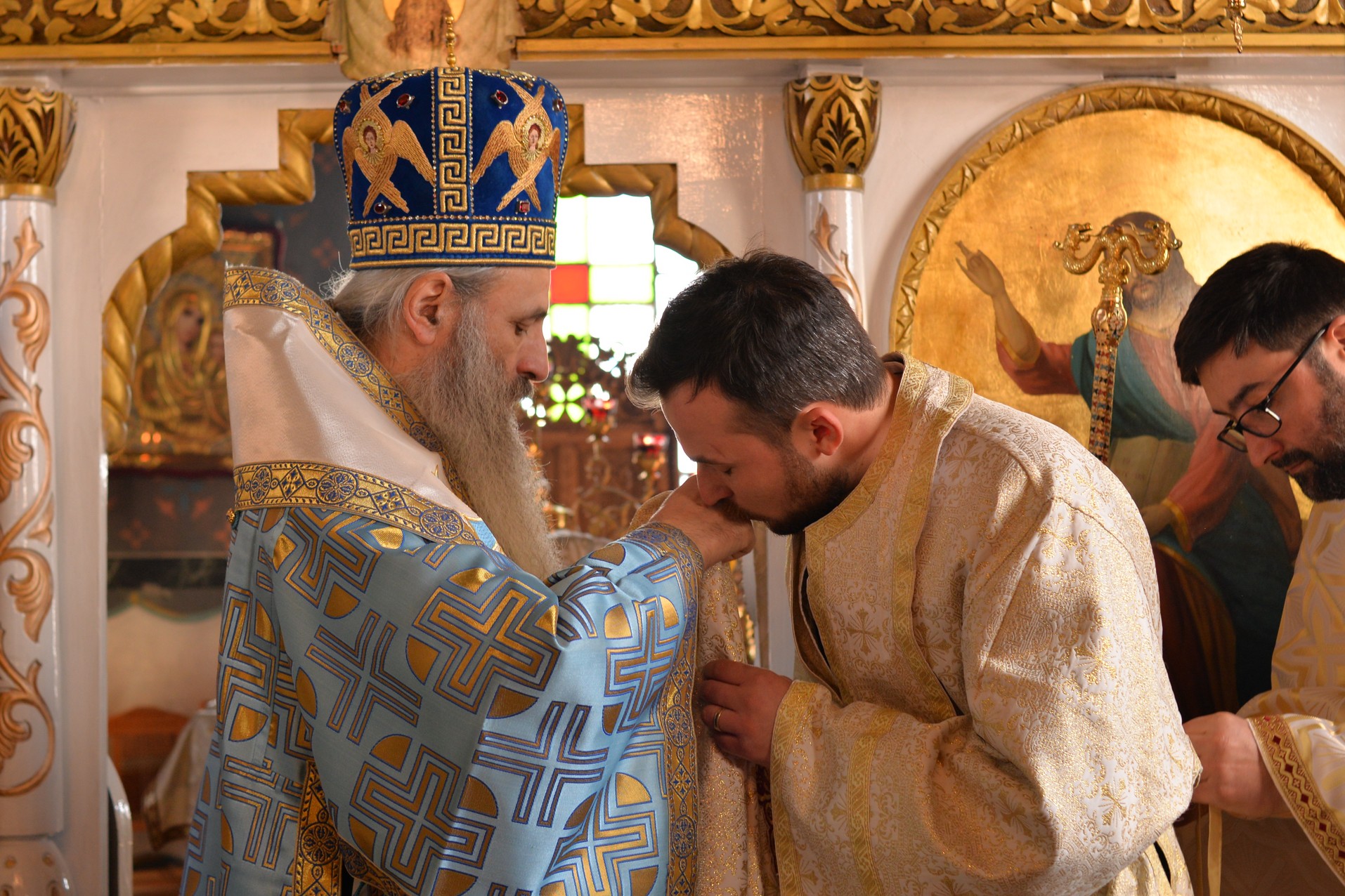 Vizite arhierești în Protopopiatul Hârlău. Al șaptelea copil al preotului Ionuț Găină a primit Taina Botezului