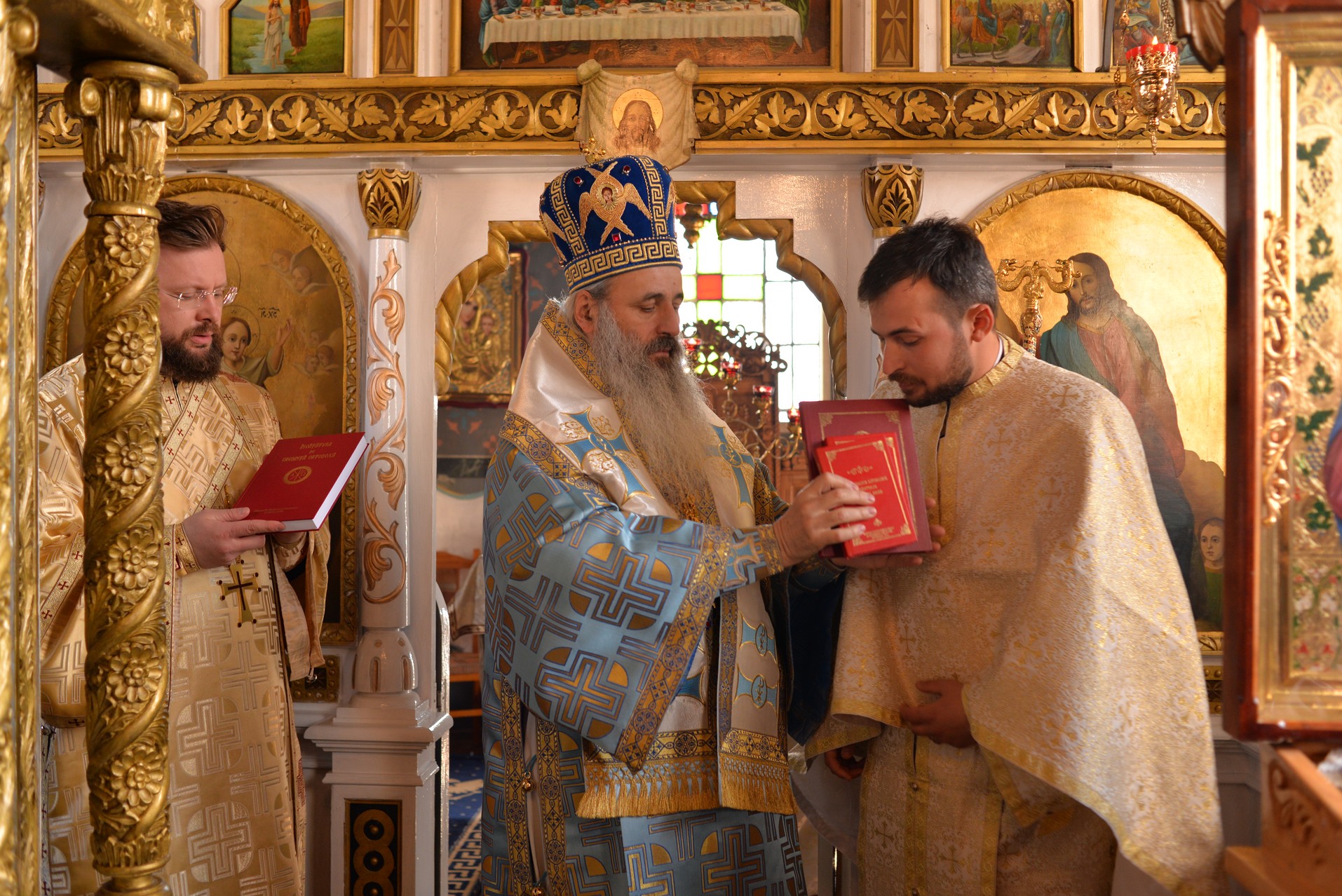 Vizite arhierești în Protopopiatul Hârlău. Al șaptelea copil al preotului Ionuț Găină a primit Taina Botezului