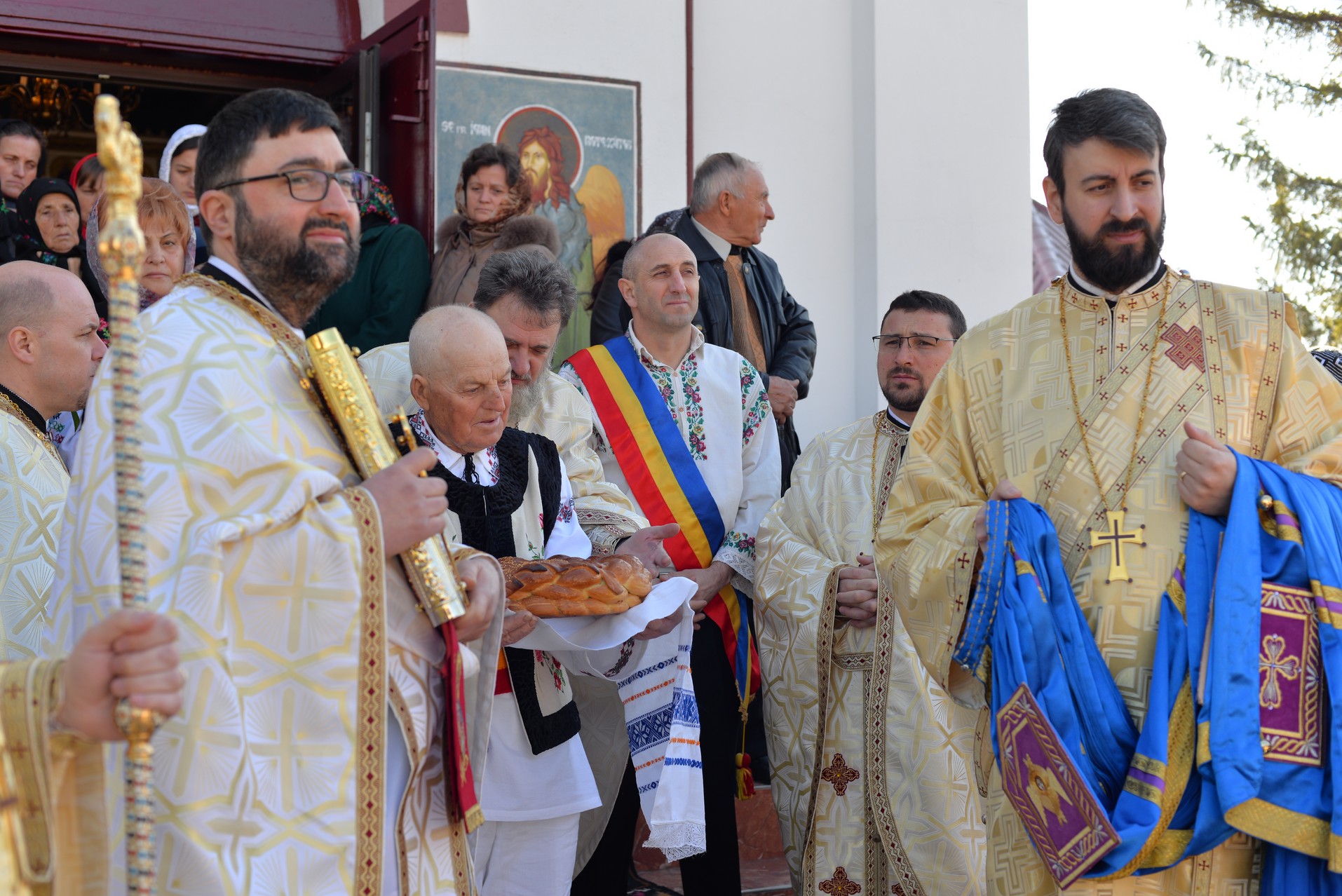 Vizite arhierești în Protopopiatul Hârlău. Al șaptelea copil al preotului Ionuț Găină a primit Taina Botezului