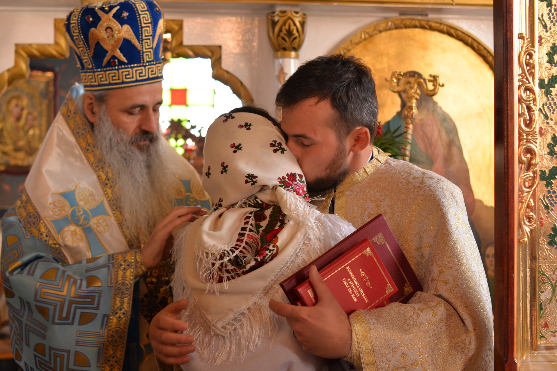 Vizite arhierești în Protopopiatul Hârlău. Al șaptelea copil al preotului Ionuț Găină a primit Taina Botezului