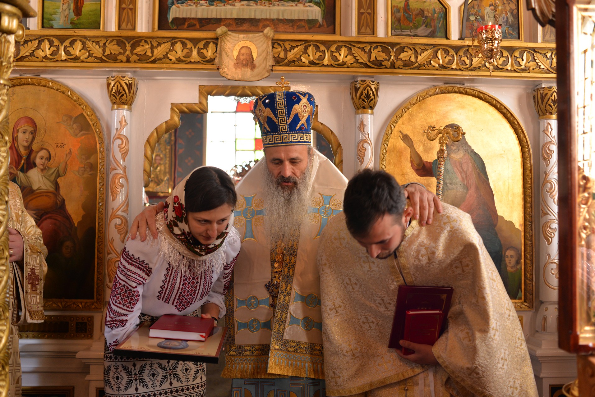 Vizite arhierești în Protopopiatul Hârlău. Al șaptelea copil al preotului Ionuț Găină a primit Taina Botezului