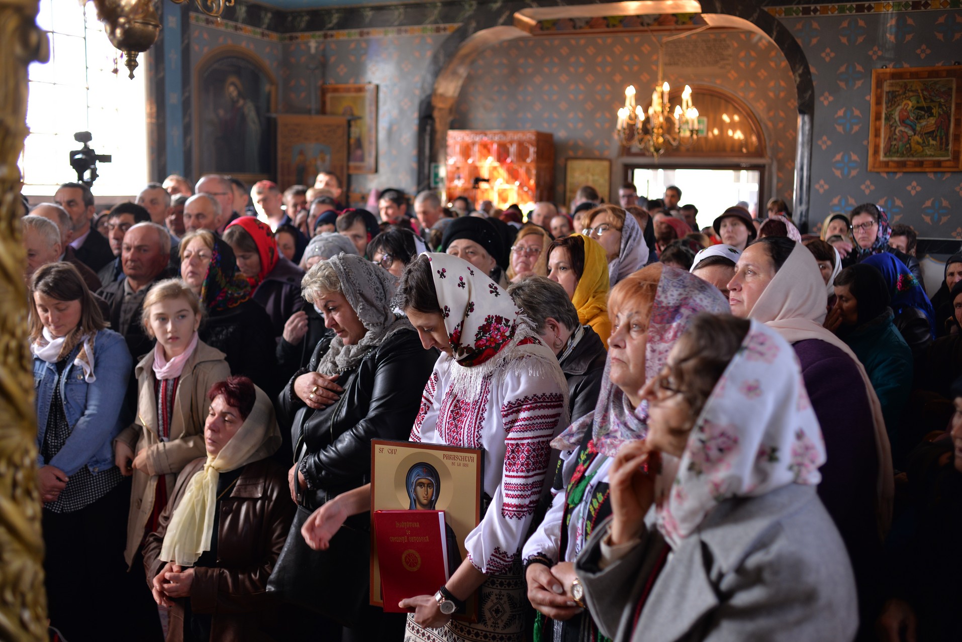 Vizite arhierești în Protopopiatul Hârlău. Al șaptelea copil al preotului Ionuț Găină a primit Taina Botezului