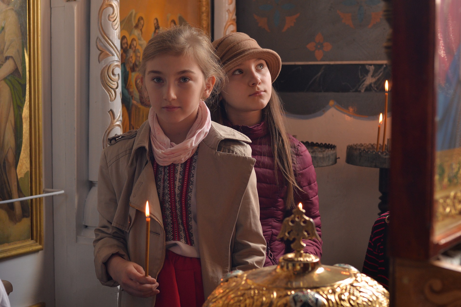 Vizite arhierești în Protopopiatul Hârlău. Al șaptelea copil al preotului Ionuț Găină a primit Taina Botezului