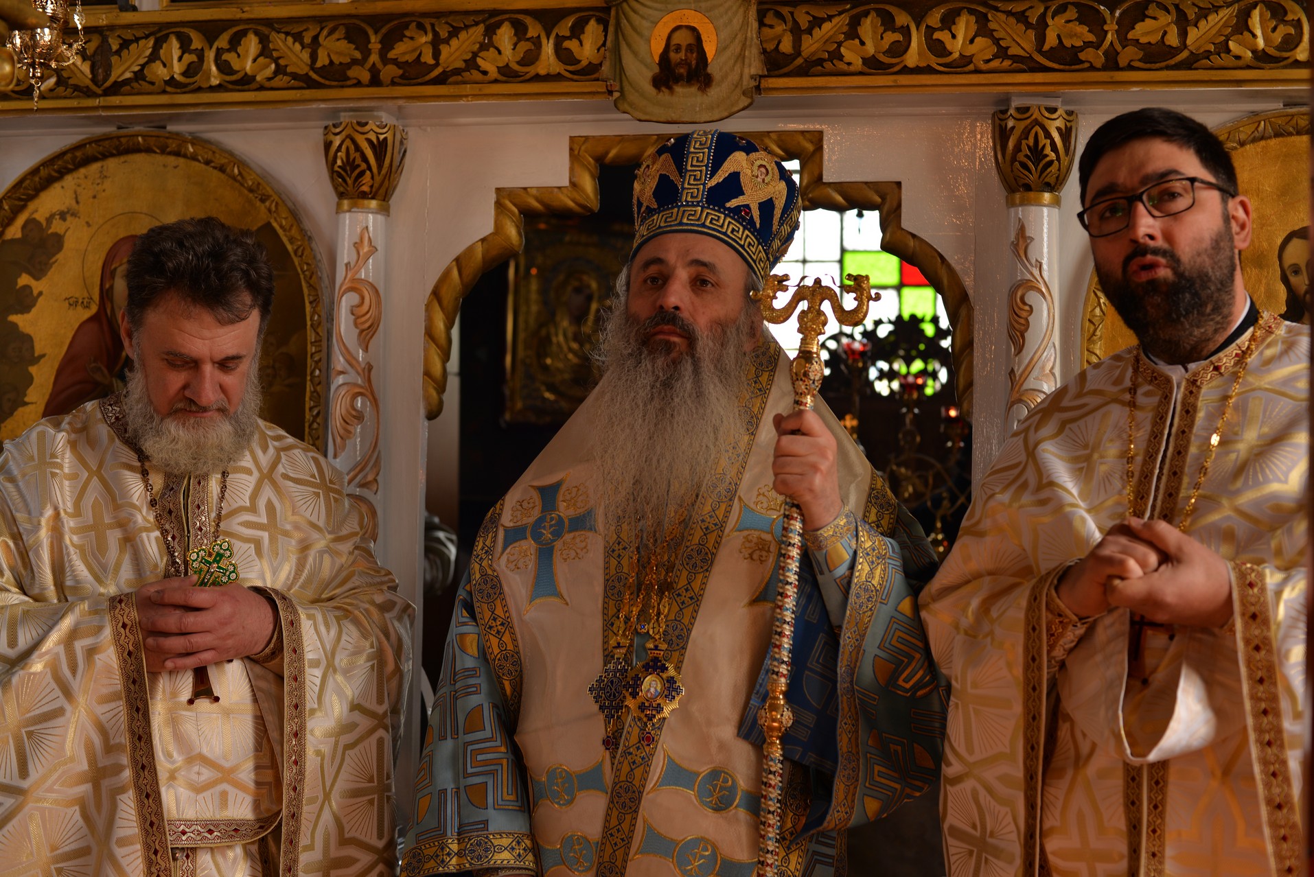 Vizite arhierești în Protopopiatul Hârlău. Al șaptelea copil al preotului Ionuț Găină a primit Taina Botezului