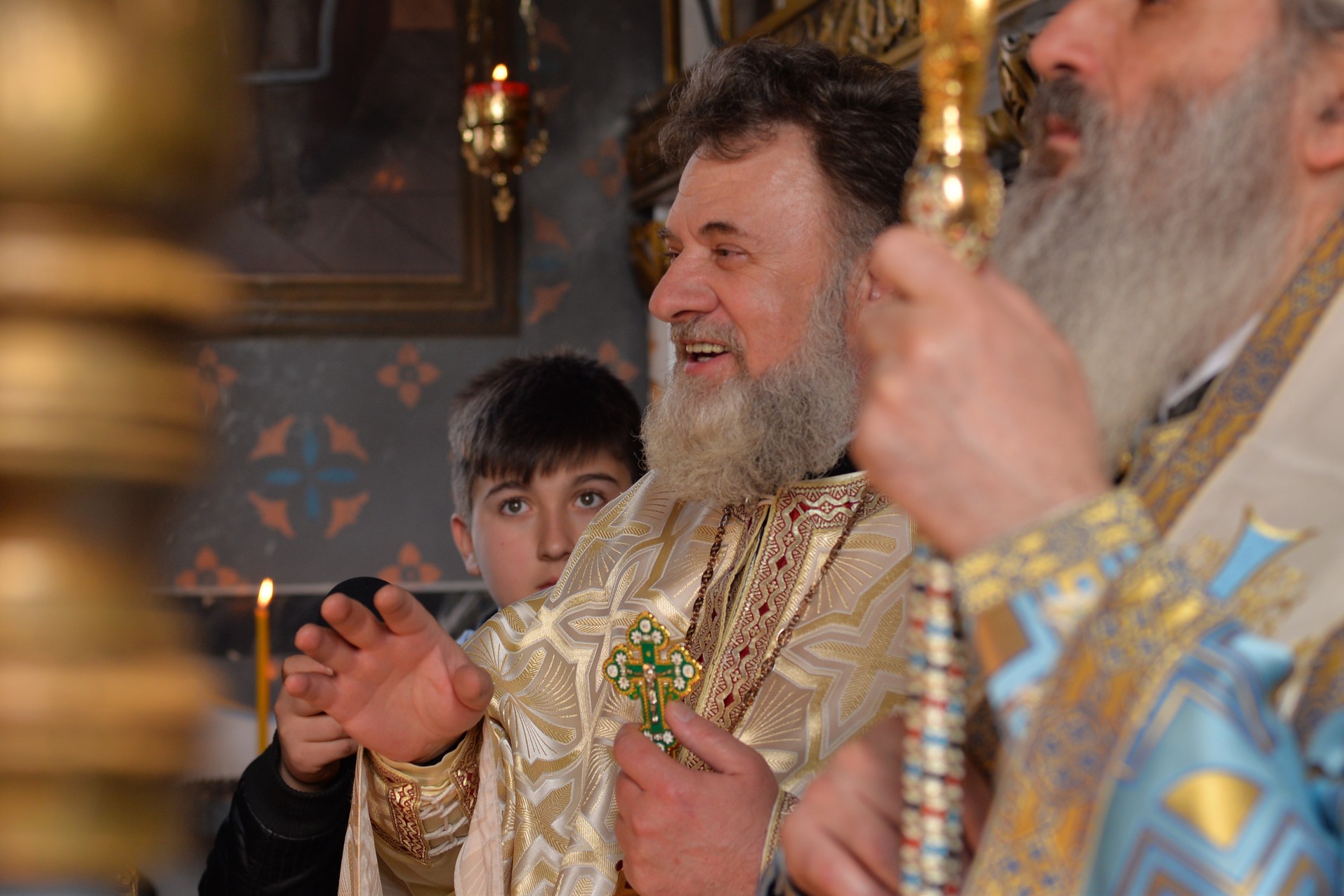 Vizite arhierești în Protopopiatul Hârlău. Al șaptelea copil al preotului Ionuț Găină a primit Taina Botezului