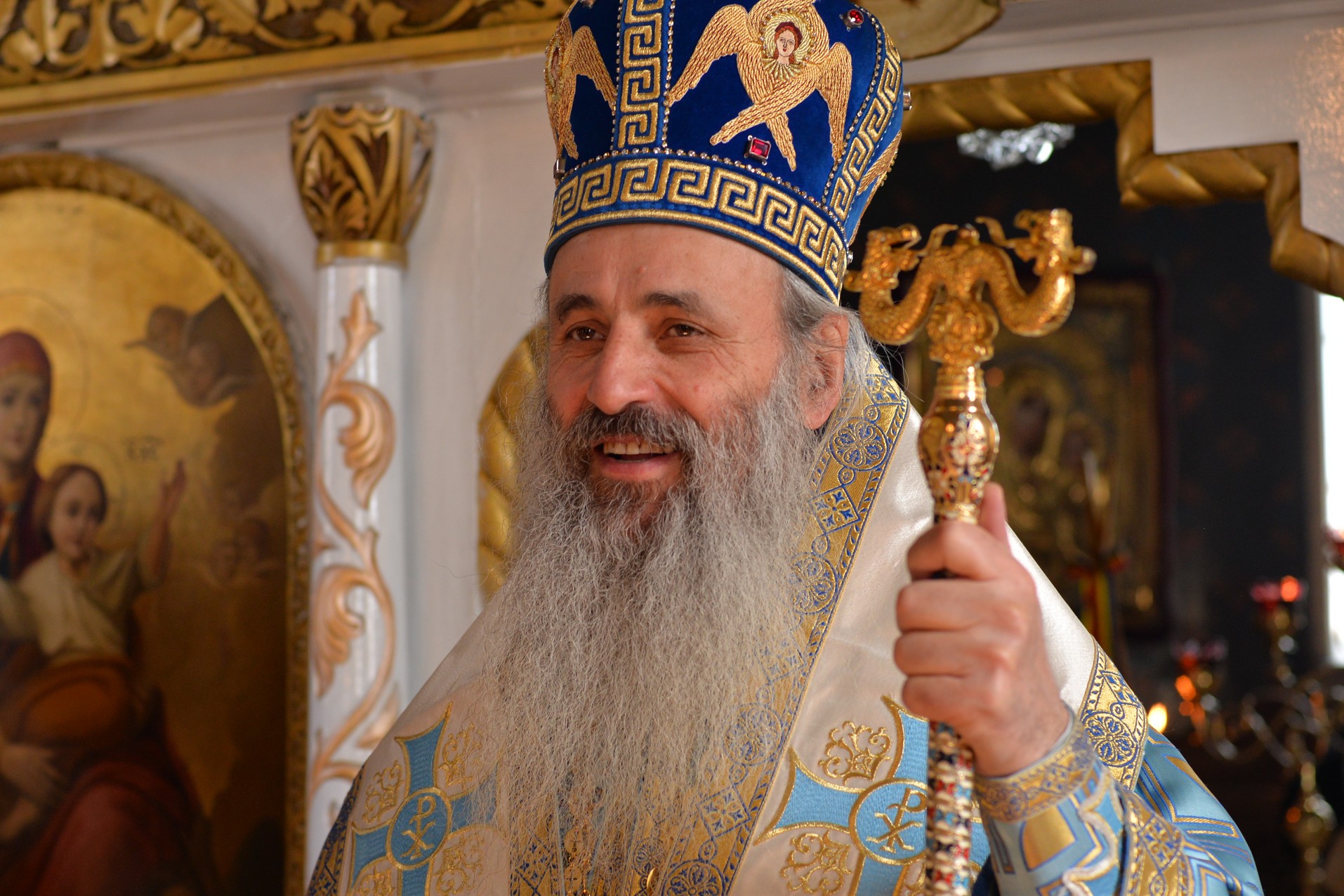 Vizite arhierești în Protopopiatul Hârlău. Al șaptelea copil al preotului Ionuț Găină a primit Taina Botezului