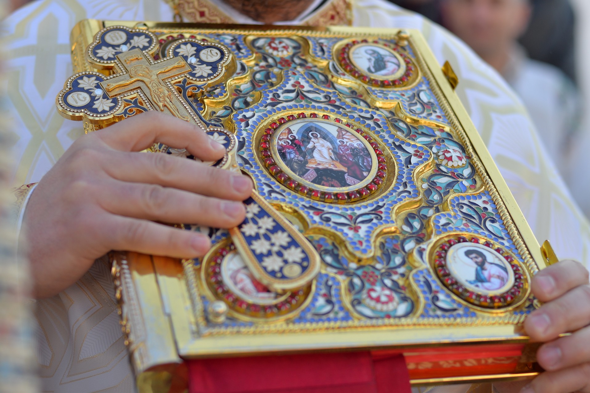 Vizite arhierești în Protopopiatul Hârlău. Al șaptelea copil al preotului Ionuț Găină a primit Taina Botezului