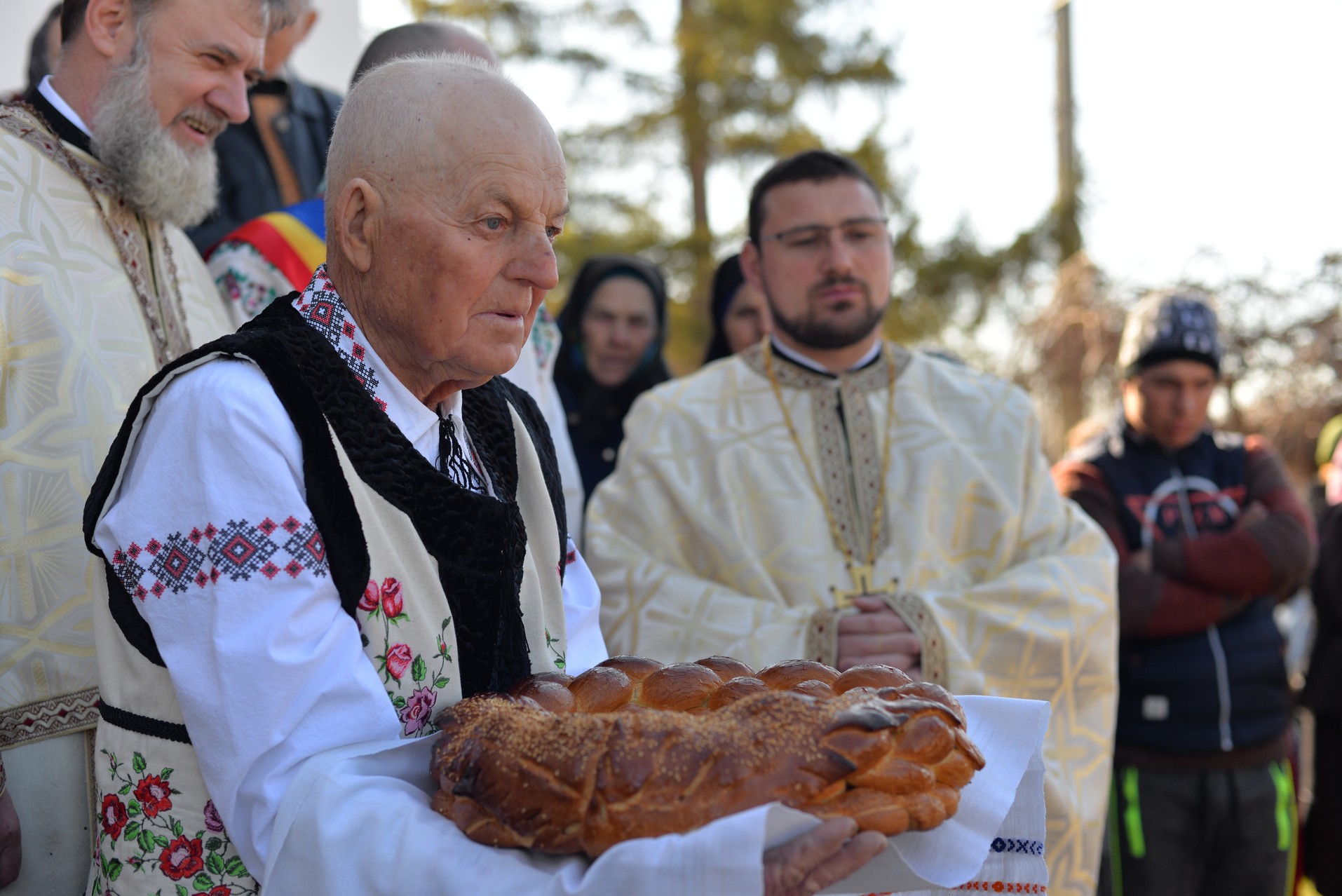 Vizite arhierești în Protopopiatul Hârlău. Al șaptelea copil al preotului Ionuț Găină a primit Taina Botezului