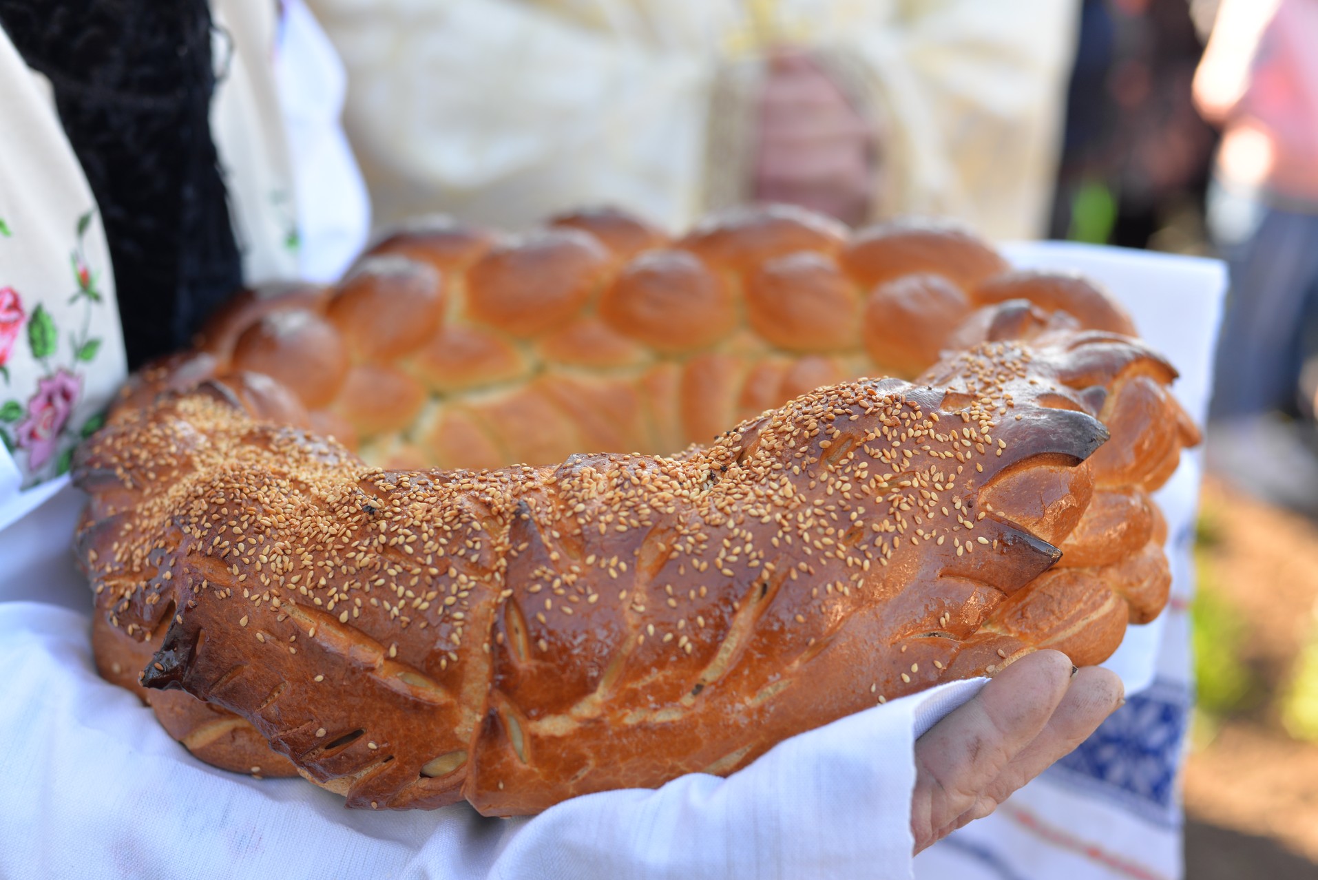 Vizite arhierești în Protopopiatul Hârlău. Al șaptelea copil al preotului Ionuț Găină a primit Taina Botezului