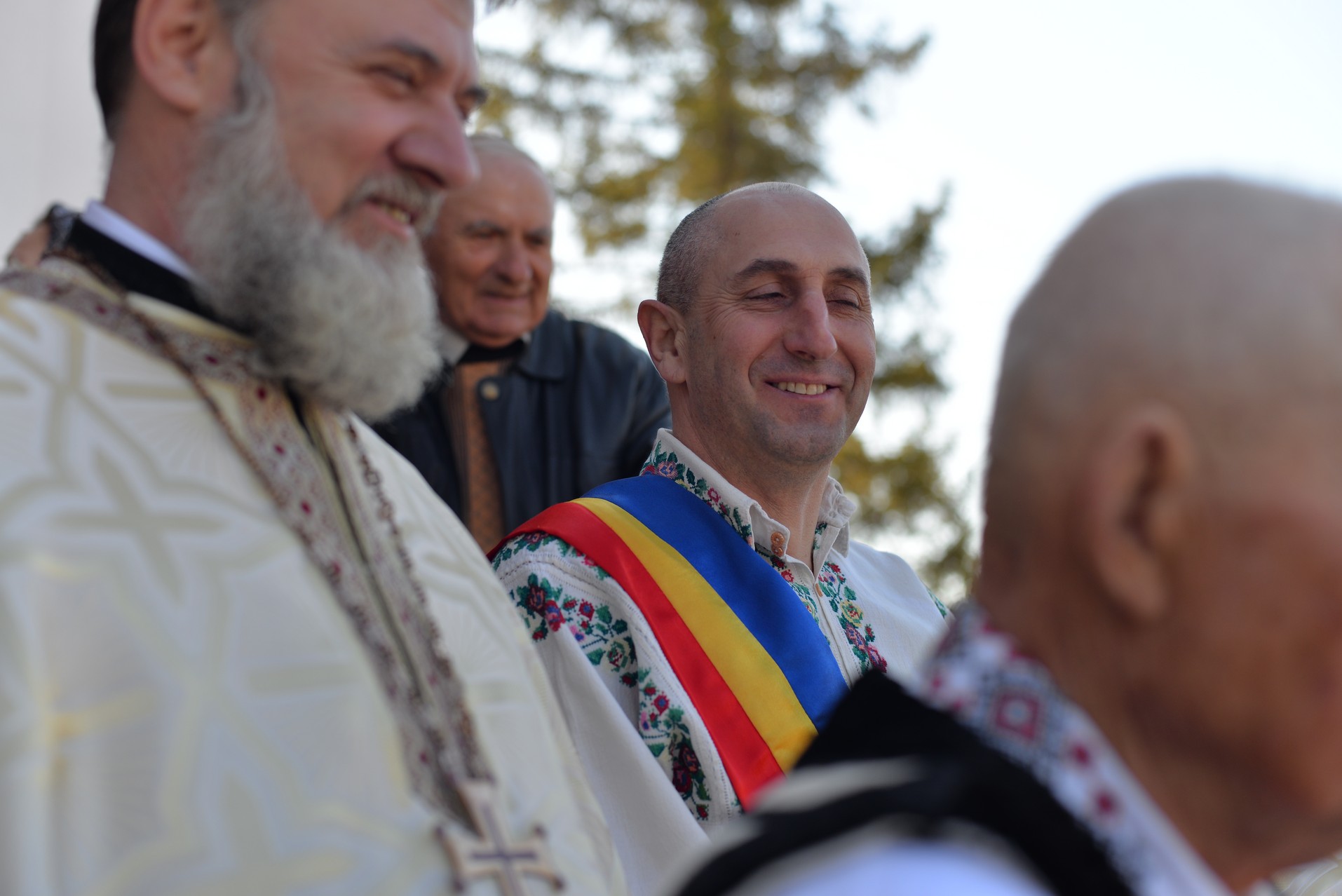 Vizite arhierești în Protopopiatul Hârlău. Al șaptelea copil al preotului Ionuț Găină a primit Taina Botezului