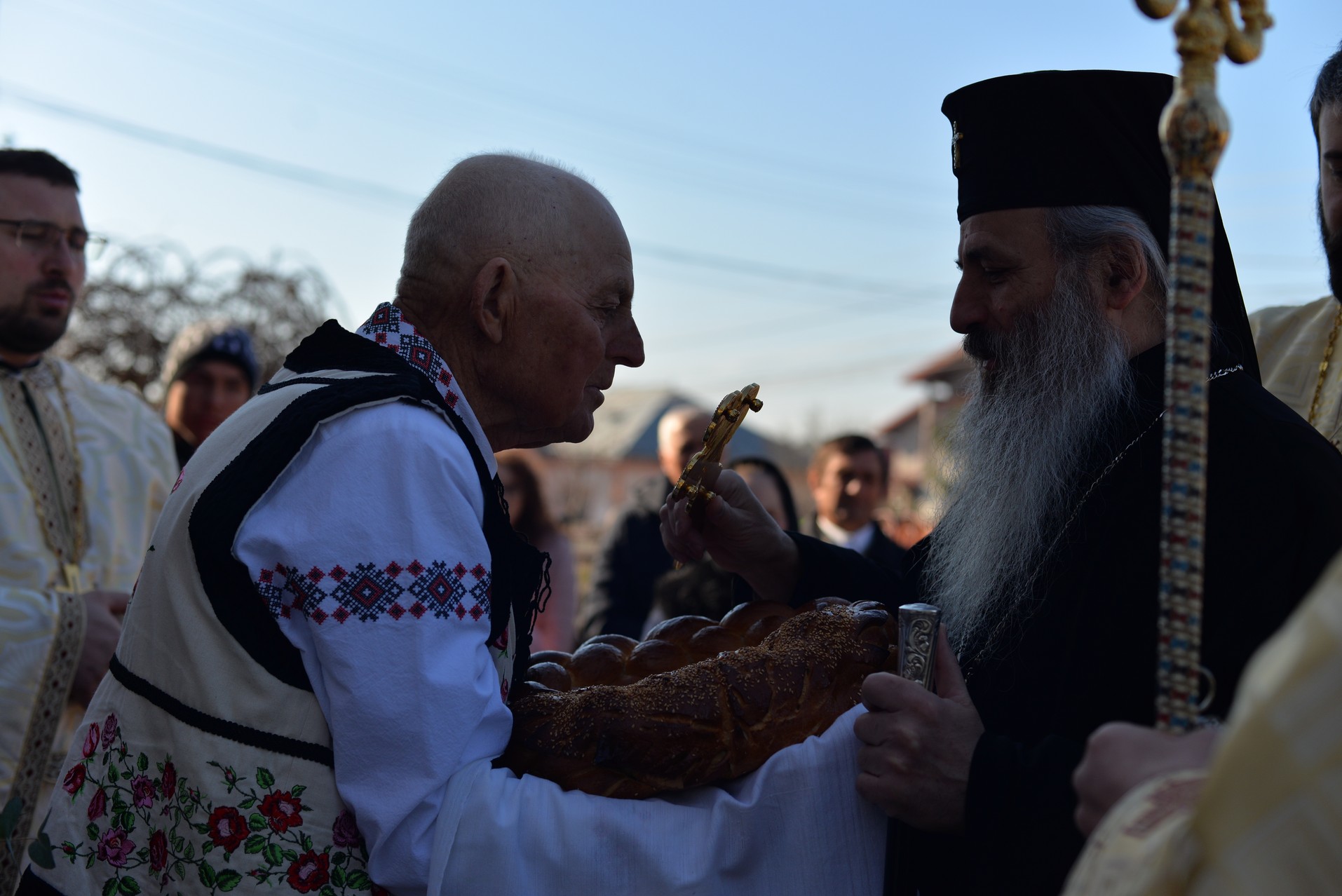 Vizite arhierești în Protopopiatul Hârlău. Al șaptelea copil al preotului Ionuț Găină a primit Taina Botezului