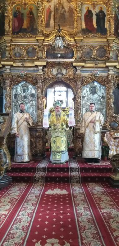 Slujbe arhiereşti în catedralele din Roman şi Huşi