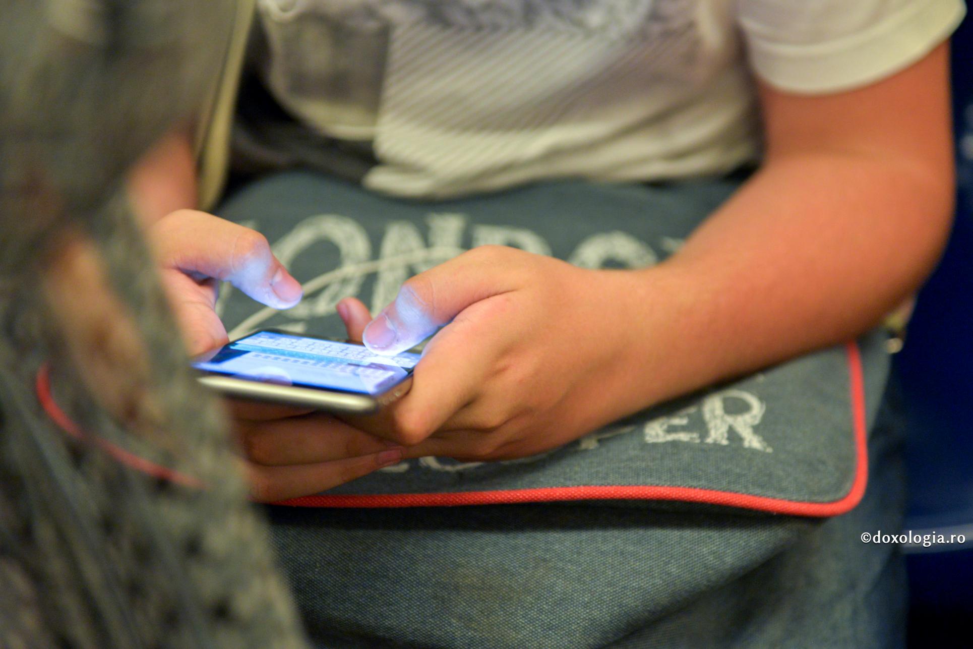 (Video) O foarte bună comunicare, dar o foarte proastă comuniune – capcanele din sfera digitală