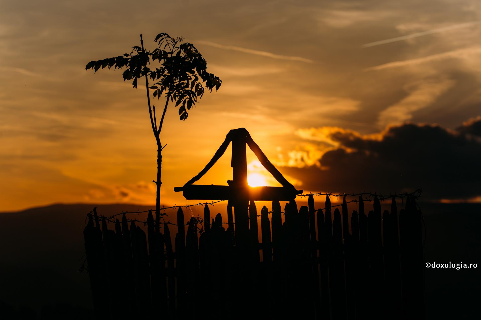 De ce Duminica a treia din Postul Mare se mai numește și „a Sfintei Cruci”? / Foto: Benedict Both siluetă cruce