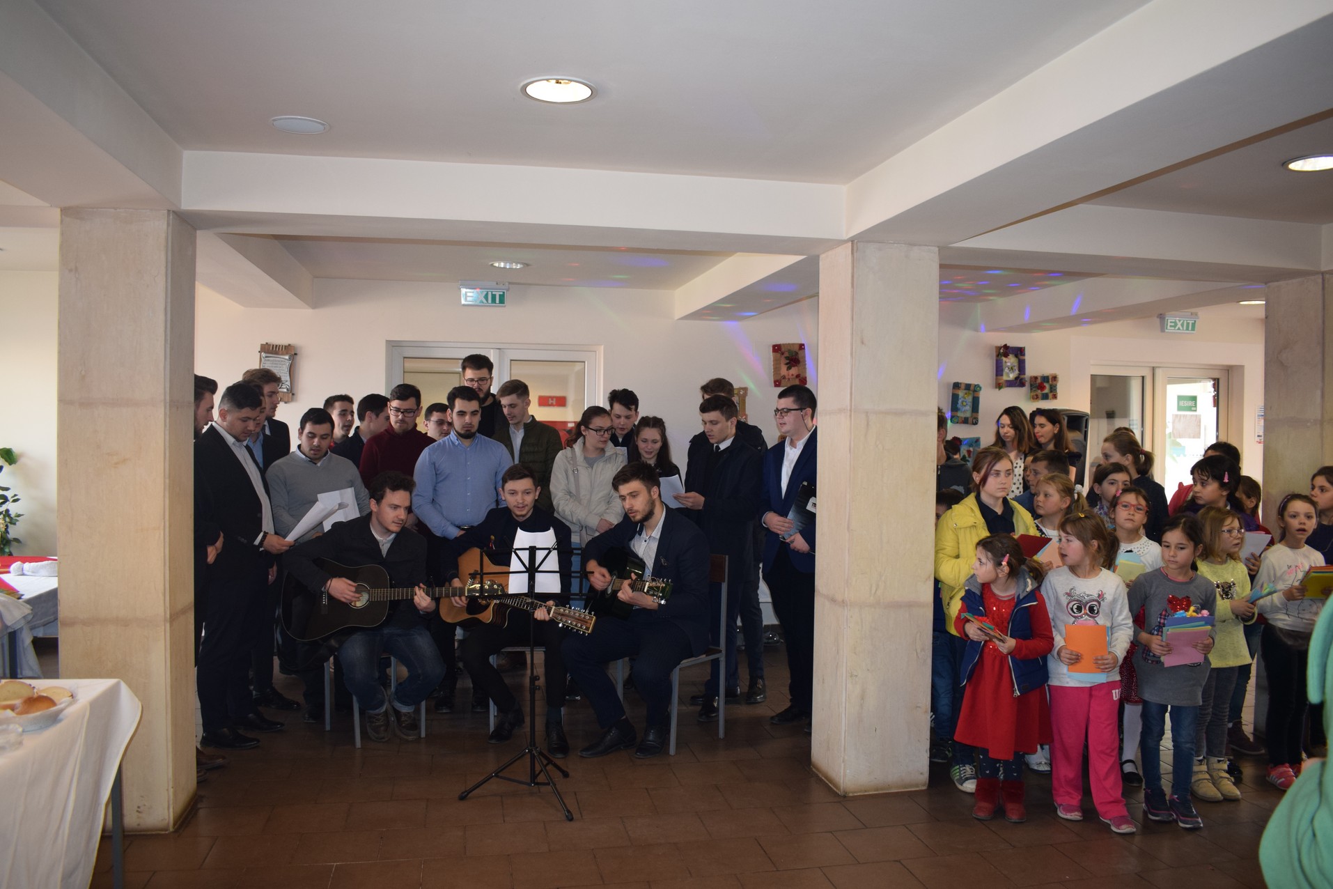 „Dăruieşte un zâmbet de 8 martie”